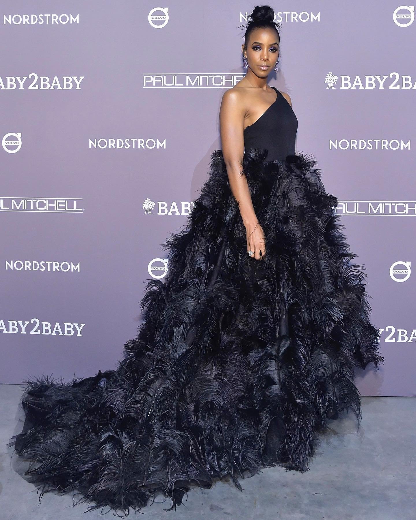 歌手Kelly Rowland 身穿N+F 晚裝出席 Baby2baby年度慈善晚會