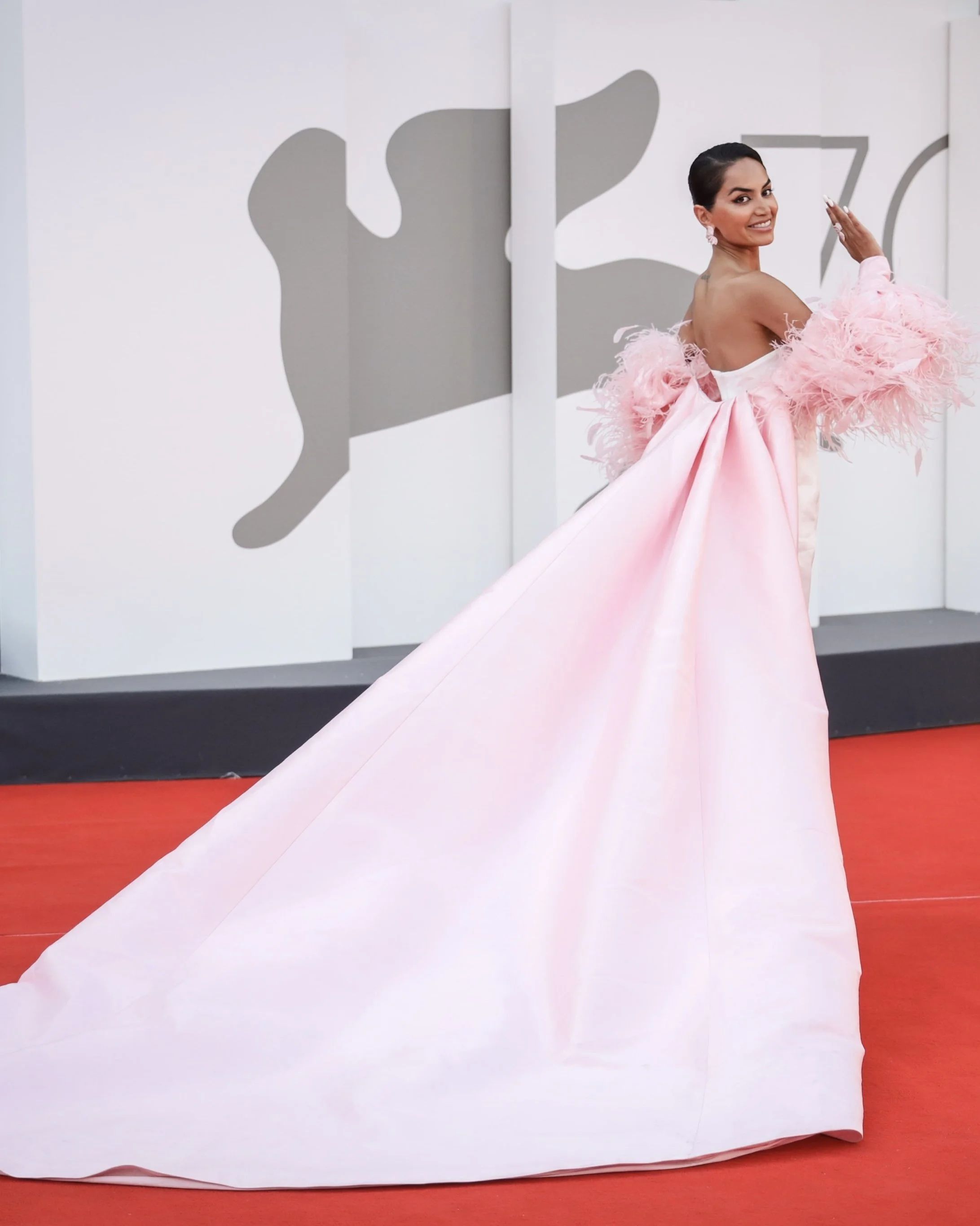 Diipa Khosla身穿N+F SS22高級訂制系列出席第79屆威尼斯電影節