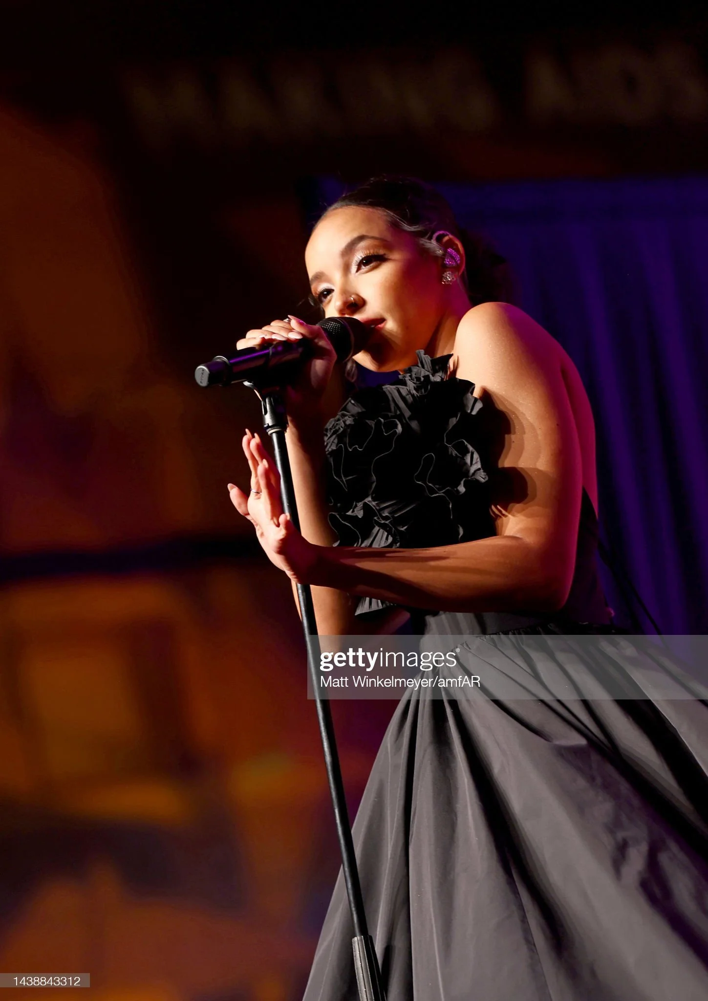 歌手 Tinashe 身穿N+F 在 2022 年洛杉磯 amfAR Gala 上表演