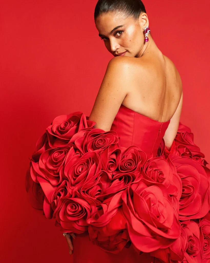 Anne Curtis Smith身穿N+F高級訂製紅色晚禮服出席2025 ABS-CBN慈善舞會