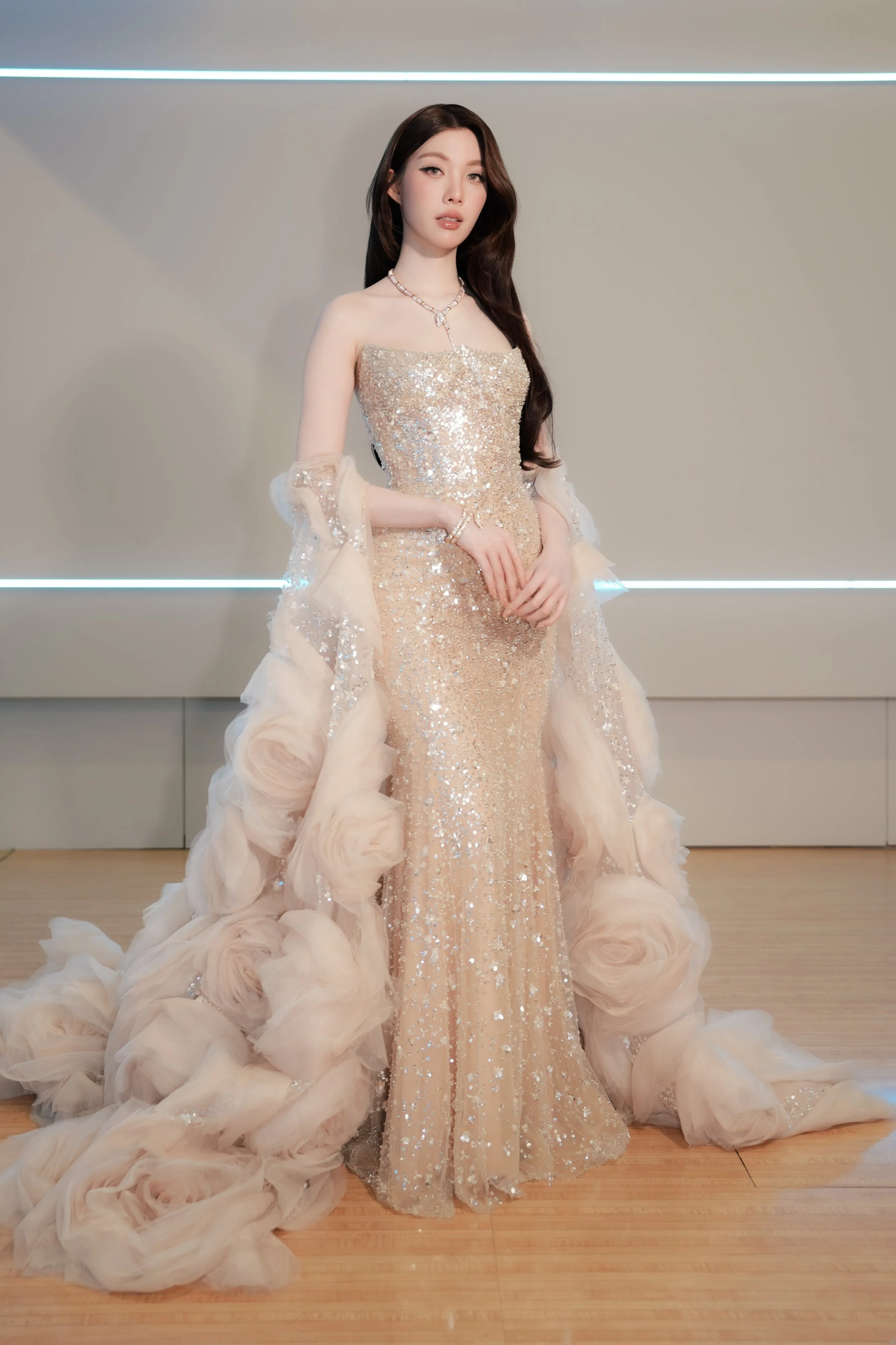 泰國女演員Orm Kornnaphat身穿 N+F SS26 春夏禮服出席在曼谷舉辦的「微博文化交流之夜」