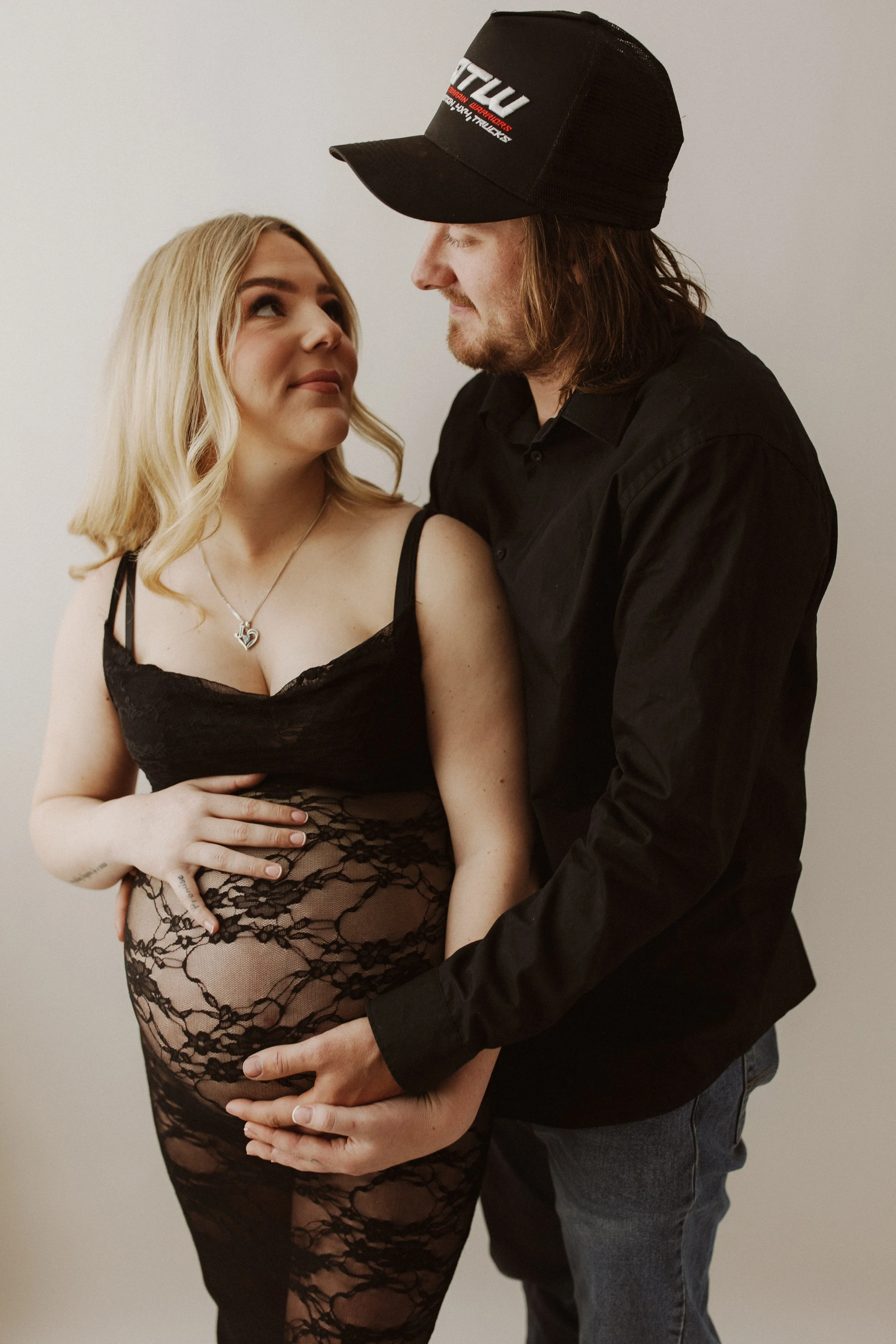 What to Wear for Your Maternity Session: Style Tips from a Photographer Who’s Been There!