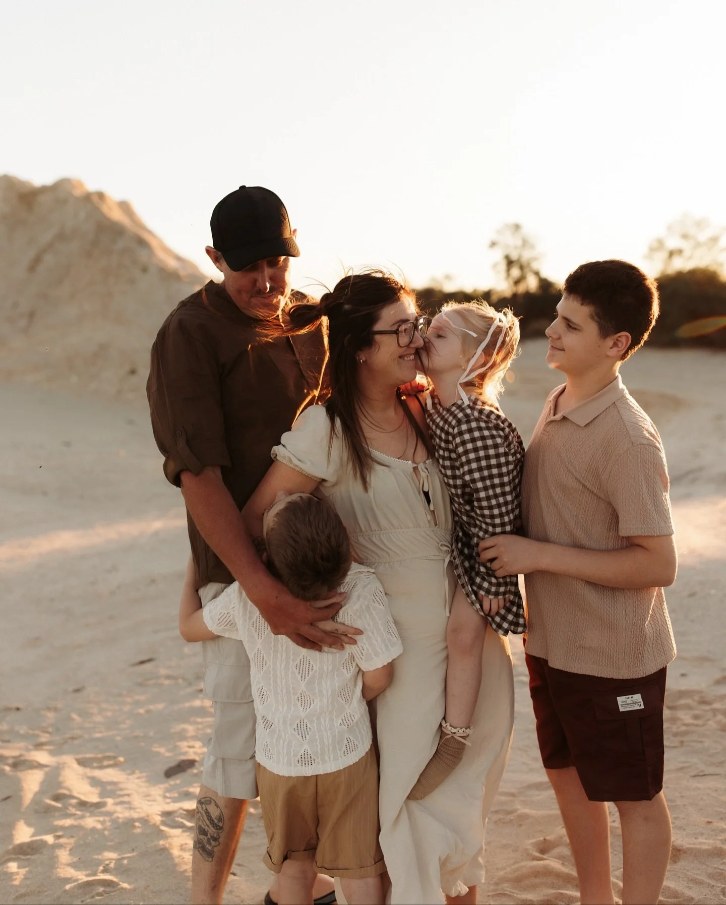 Friday night was spent with the lovely Nicole, Steven, Andy, Memphis and Willoh 🥹 

I photographed this beautiful family last year, and my goodness these kids have changed 💗 so grateful to be in a field I can see families grow year to year.