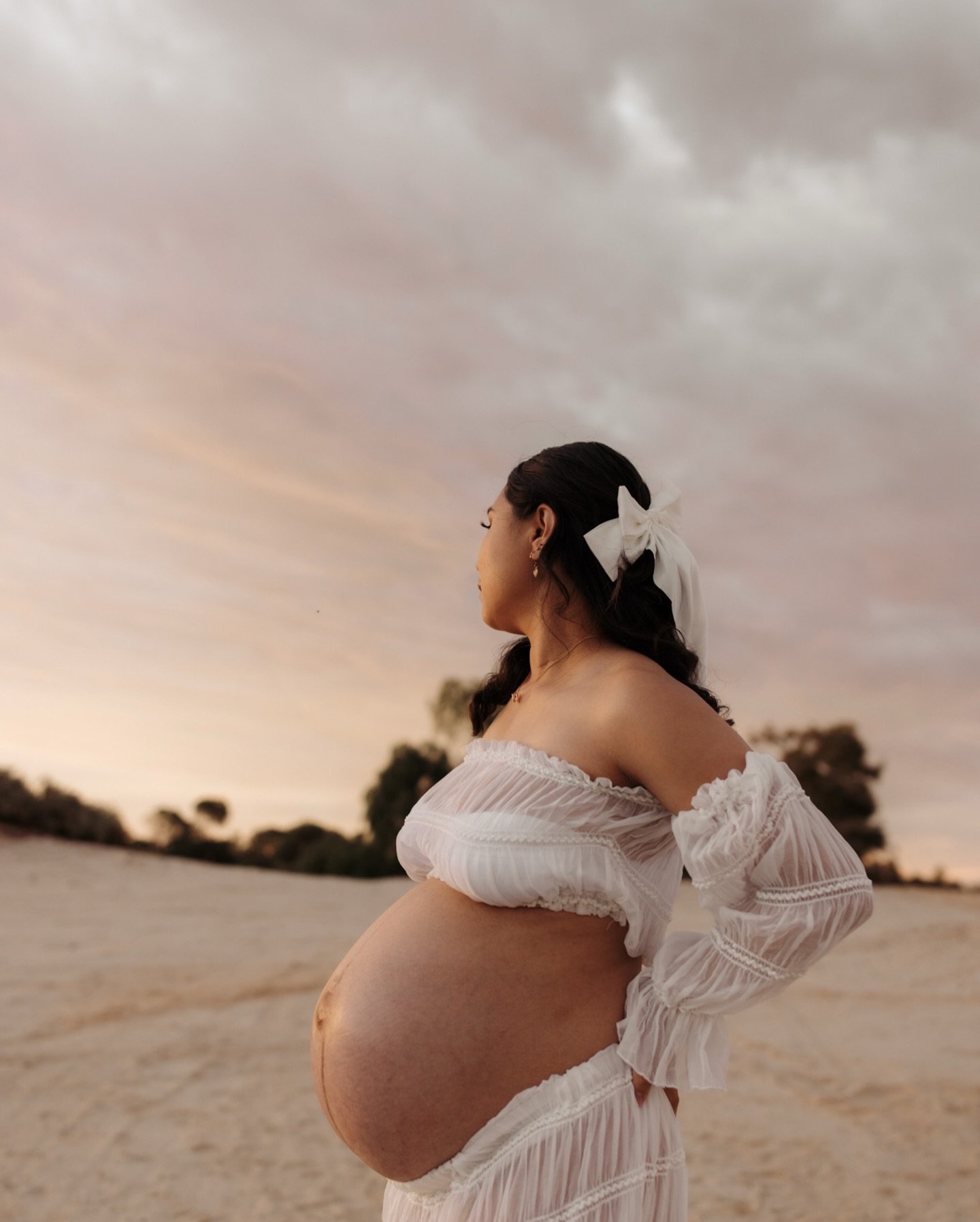 Stormy clouds creating the perfect backdrop for this dreamy maternity session 😍😍