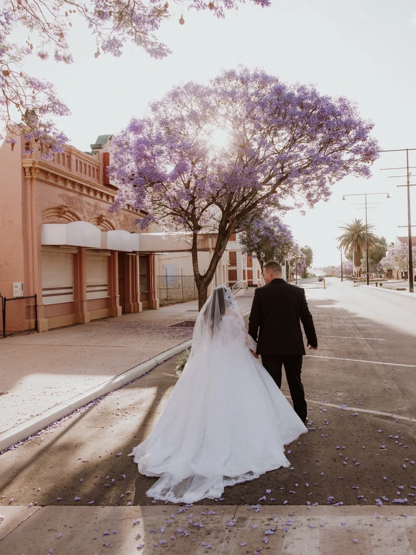 I'm beyond excited to announce that my 2027 wedding calendar is NOW OPEN 🥹💗! Don't miss your chance to secure your dream day - with limited weekend spots available, it's never too early to book! Plus, with photographer exclusivity, you'll have me a