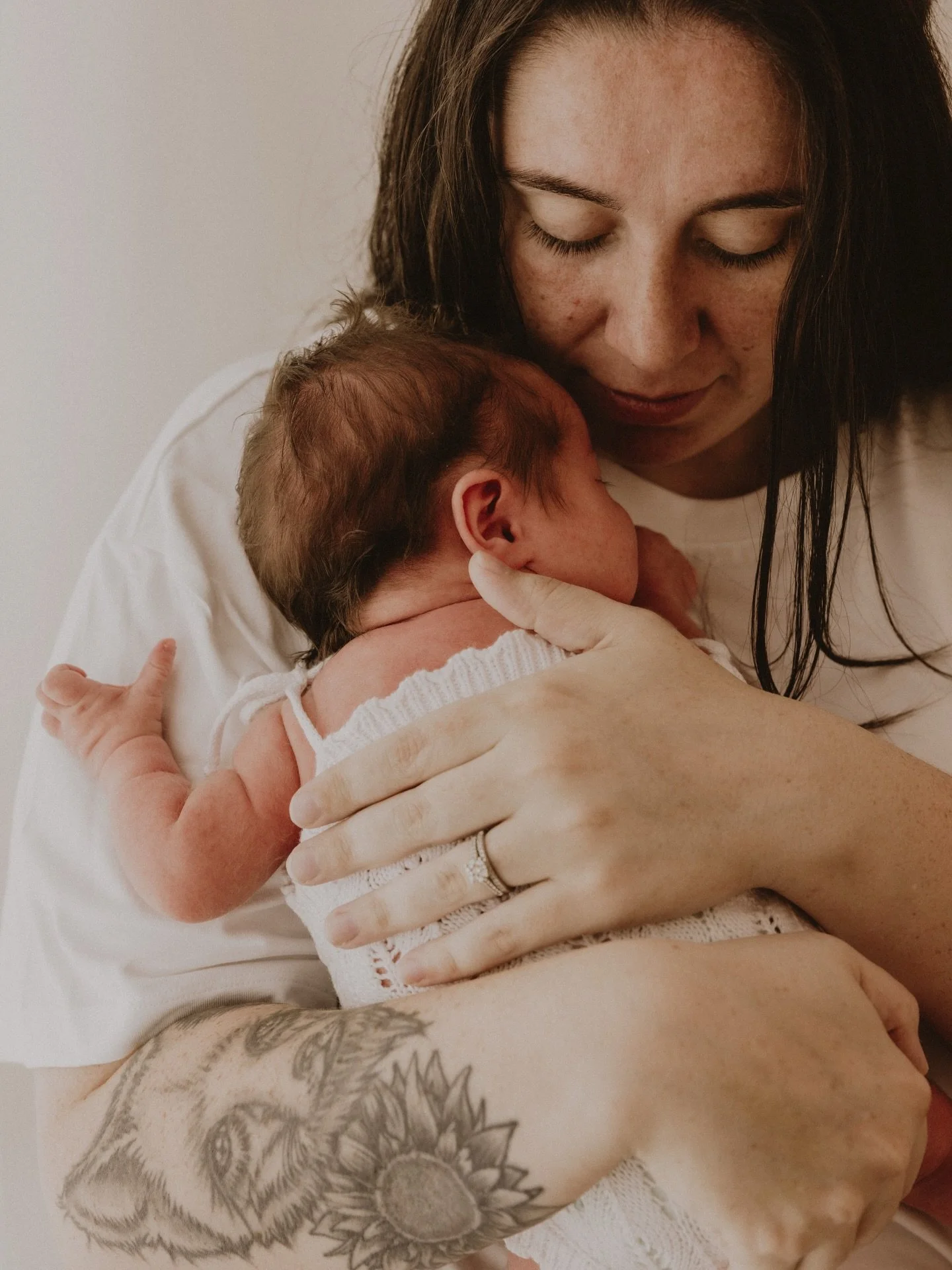 I built this business on natural, real newborn sessions&hellip;
and now I get invited into homes
where mum is still healing,
dad is running on coffee,
and everything feels new and raw.