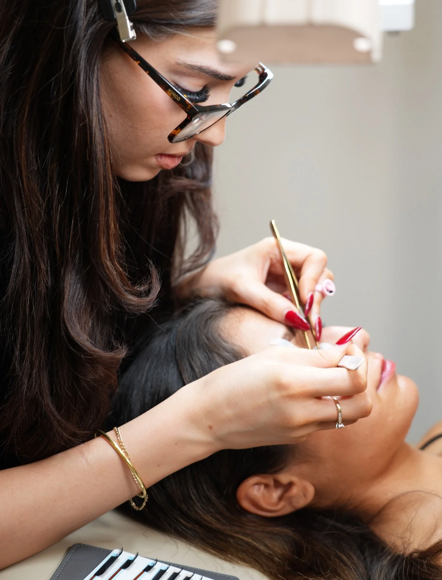 The best extensions are at @royallashessydney 🤍

Here&rsquo;s a little snippet of what we captured of this stunning work in process of this gorgeous set 💆🏽&zwj;♀️

Book in with Royal Lashes Sydney today
or book us for your content - info@thesochic