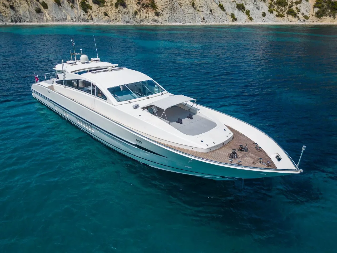 Leopard 27 Byron anchored calmly showing full deck layout from above