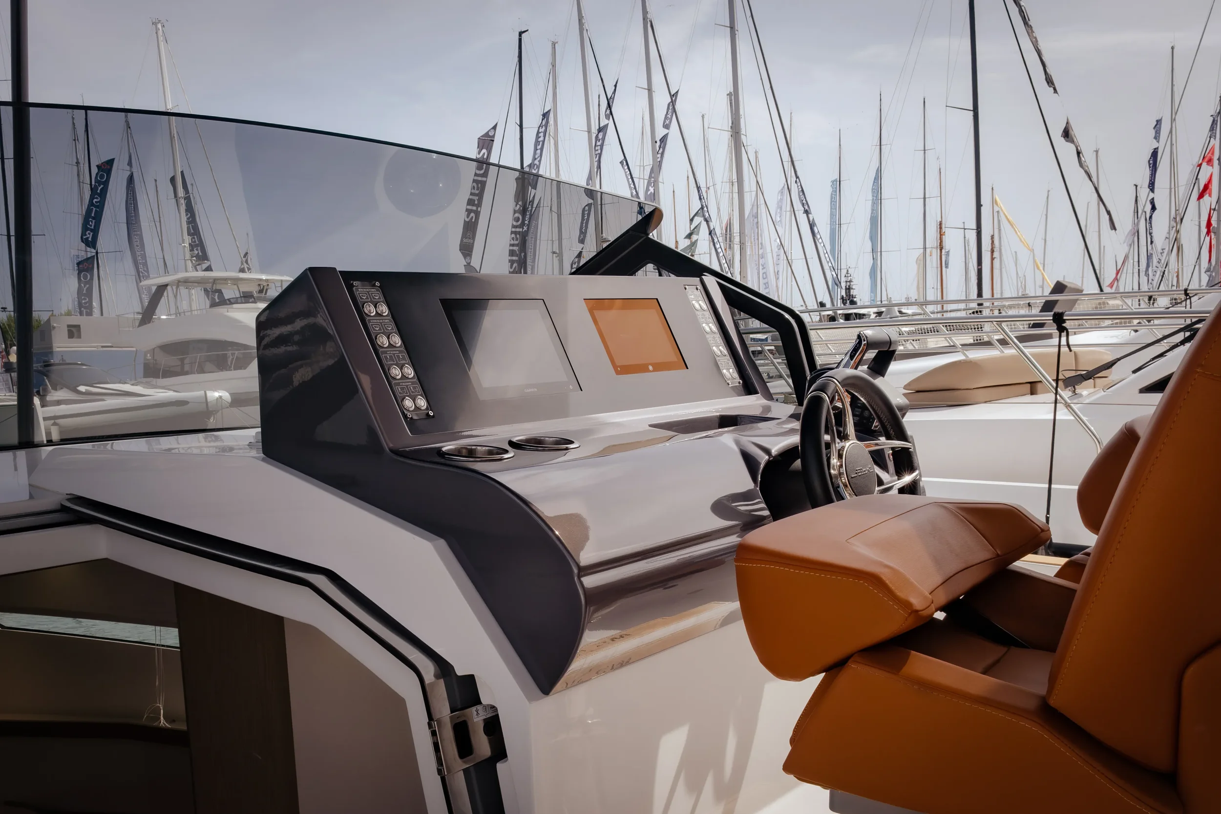 Fiart 35 Martone helm station with modern controls and leather seating