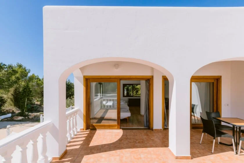 ibiza-villas-2000-can-vincent-bedroom-and-terrac--840x560.jpg