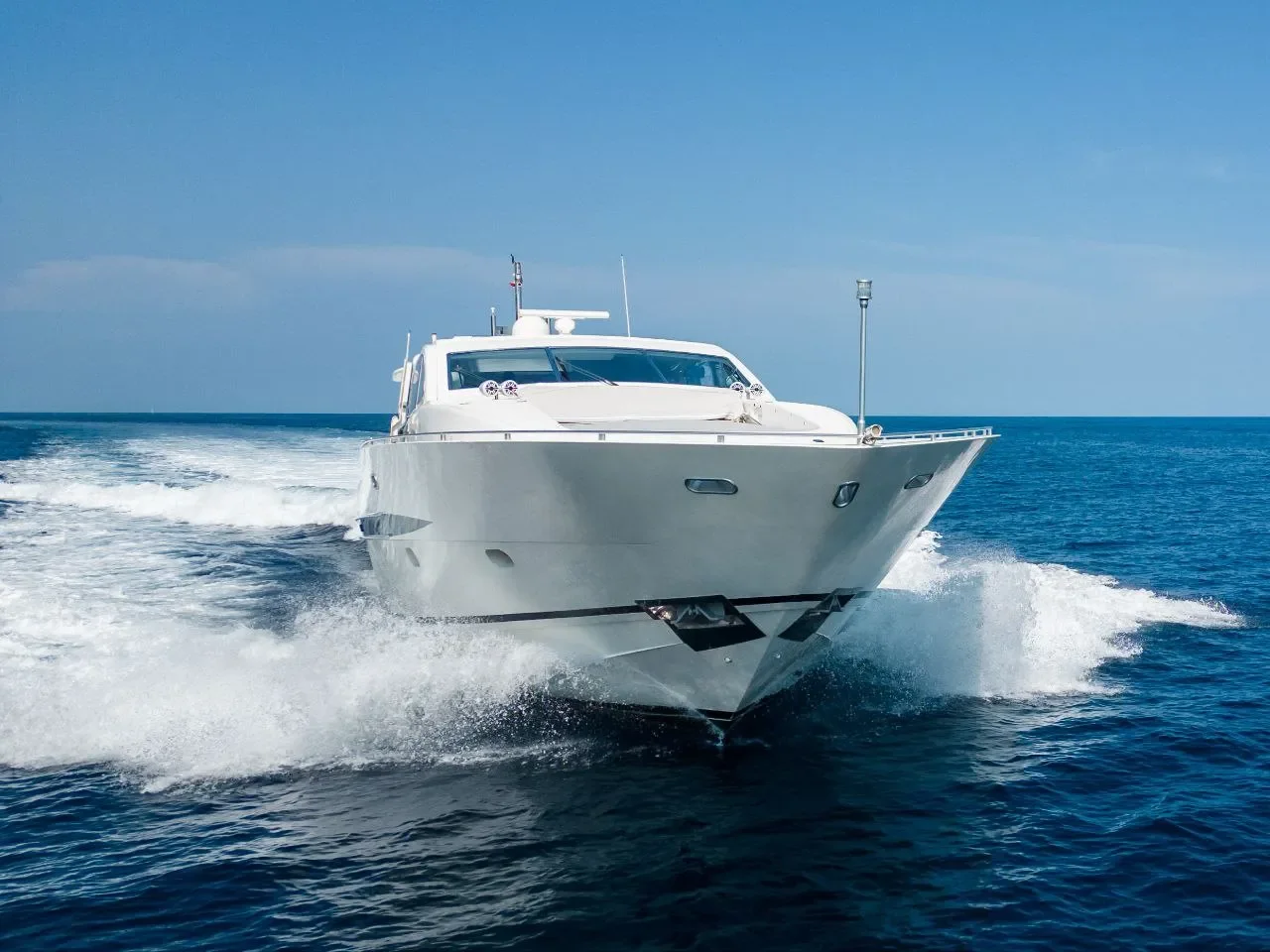 Leopard 27 Byron bow view cutting through the water during a relaxed charter day
