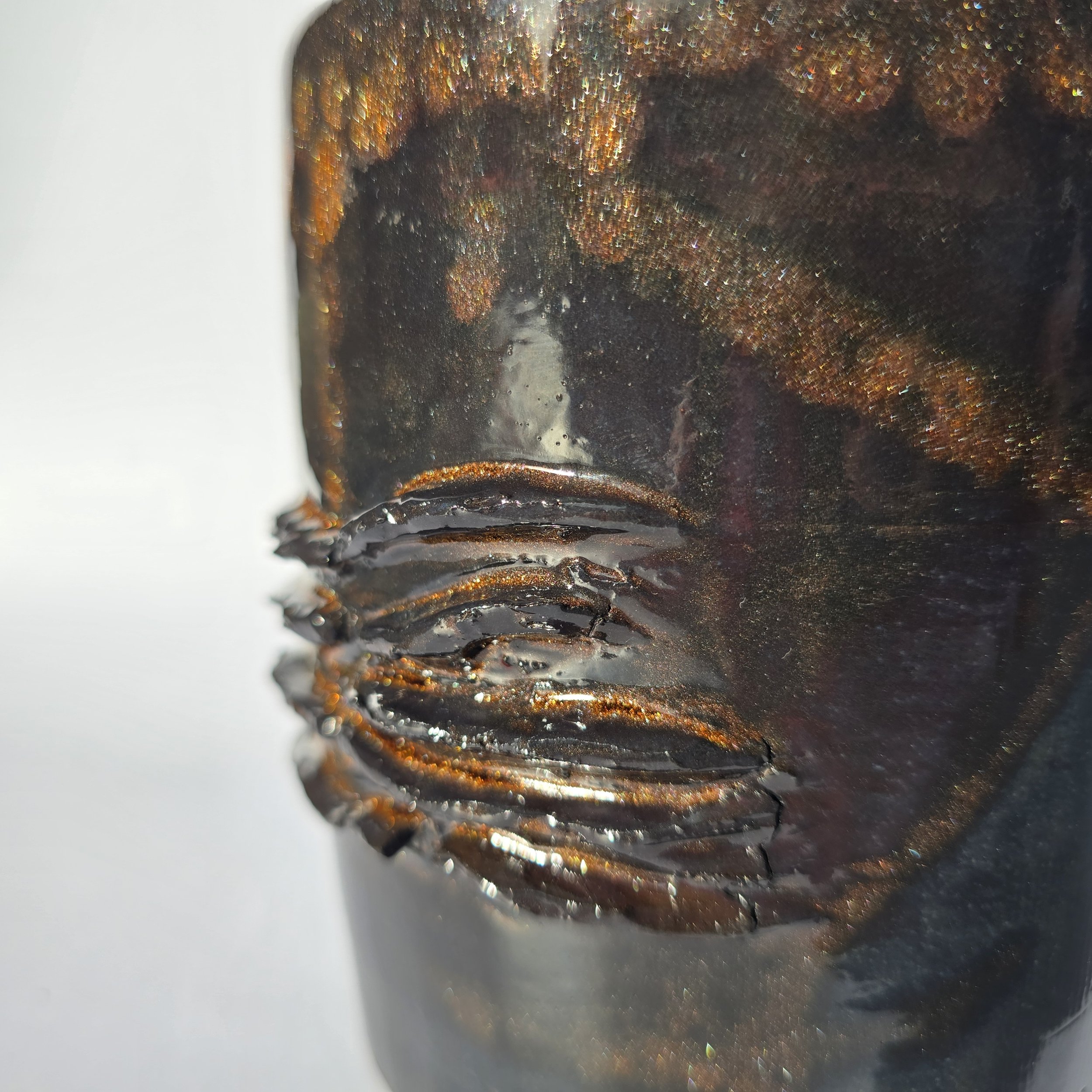 Détail texture vase porte ustensile cuivré