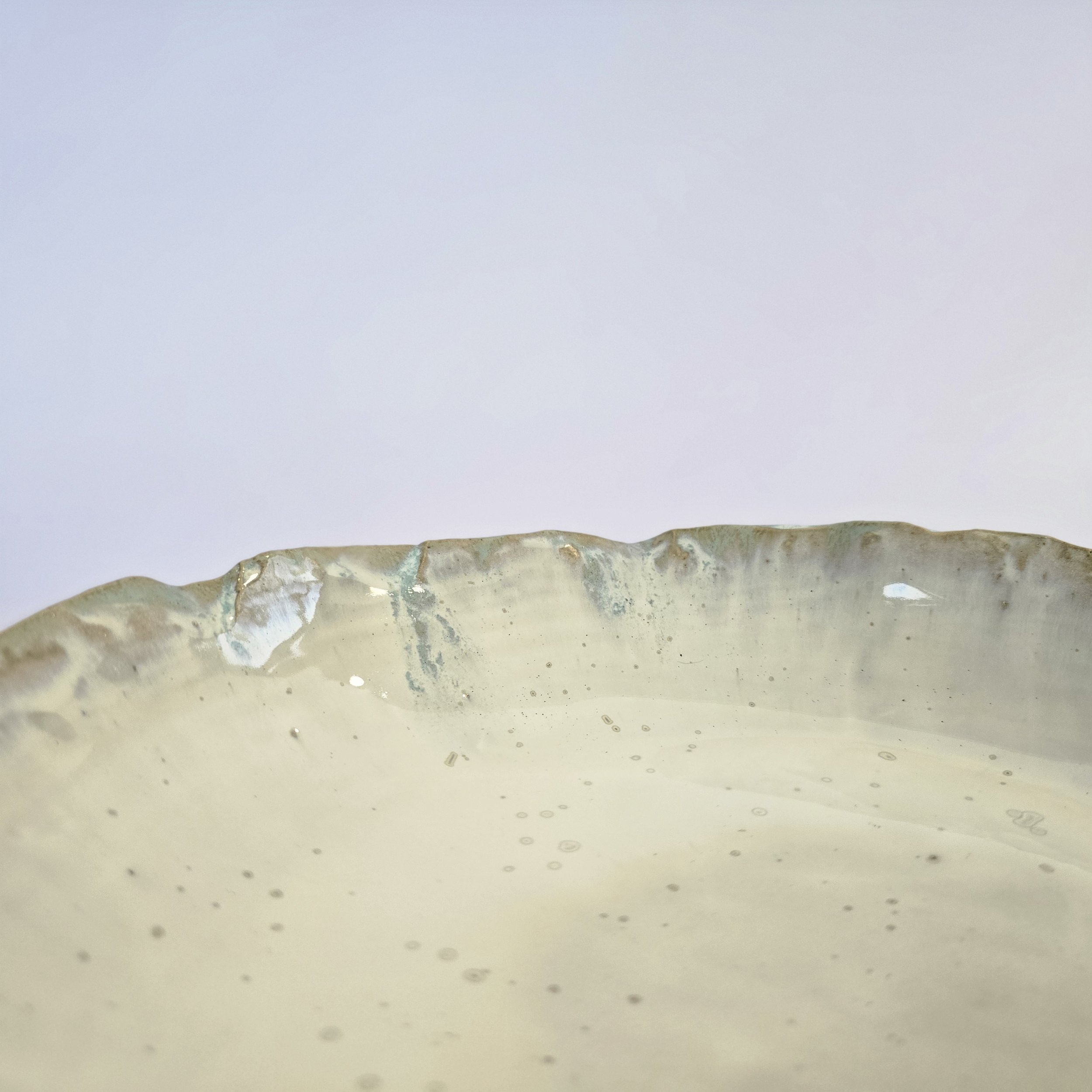 détail de grés vert sur blanc nacré