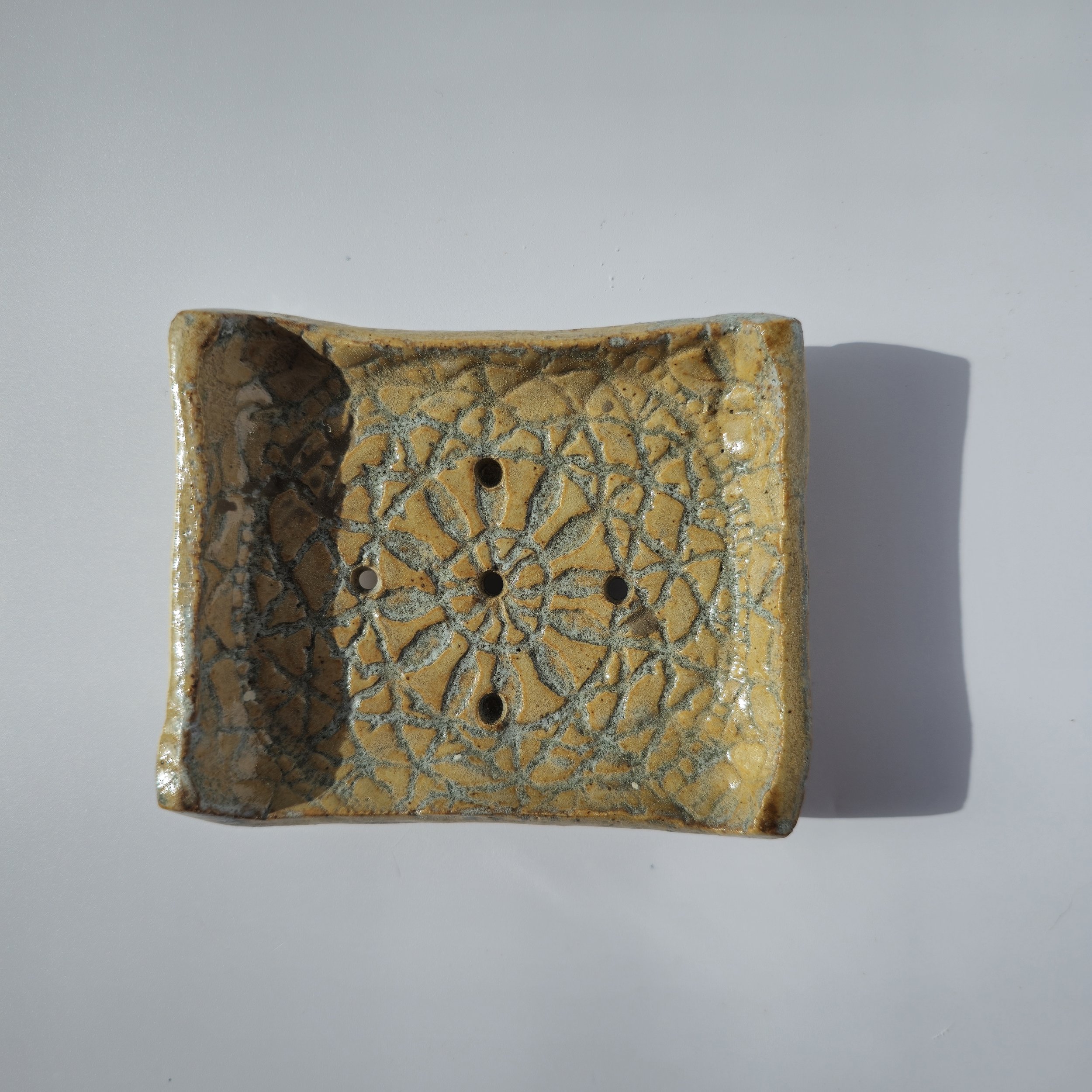 Porte savon en grès et jus d'oxyde sable argenté