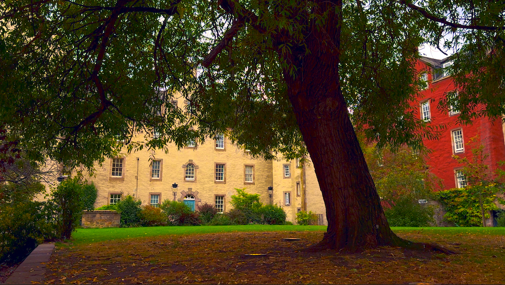 Chessel's Court on Edinburgh's Royal Mile copy.png