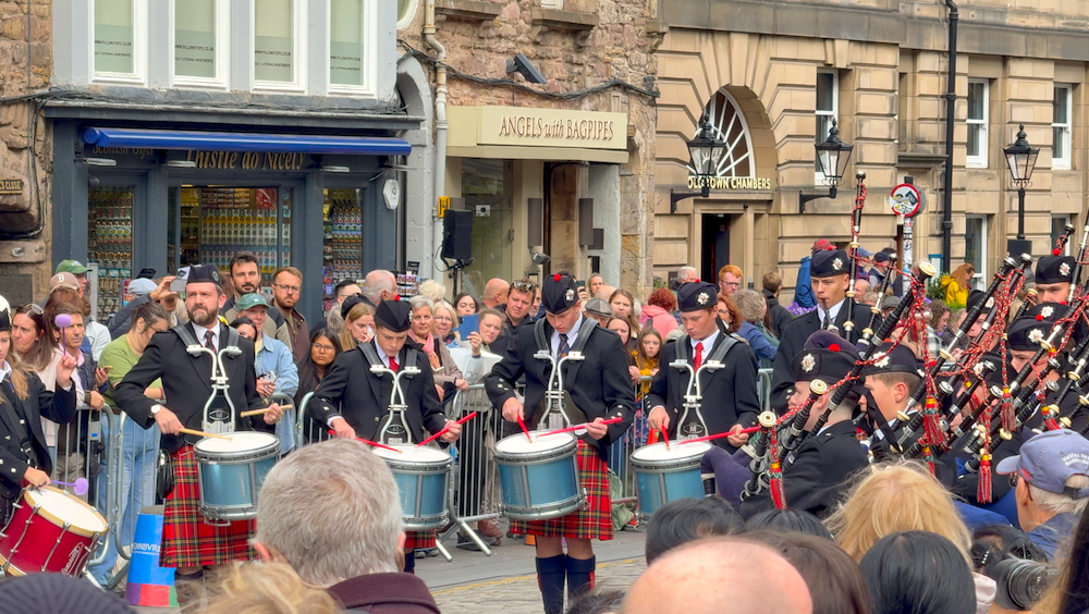 Pipe Band on Edinburgh's Royal Mile copy.png