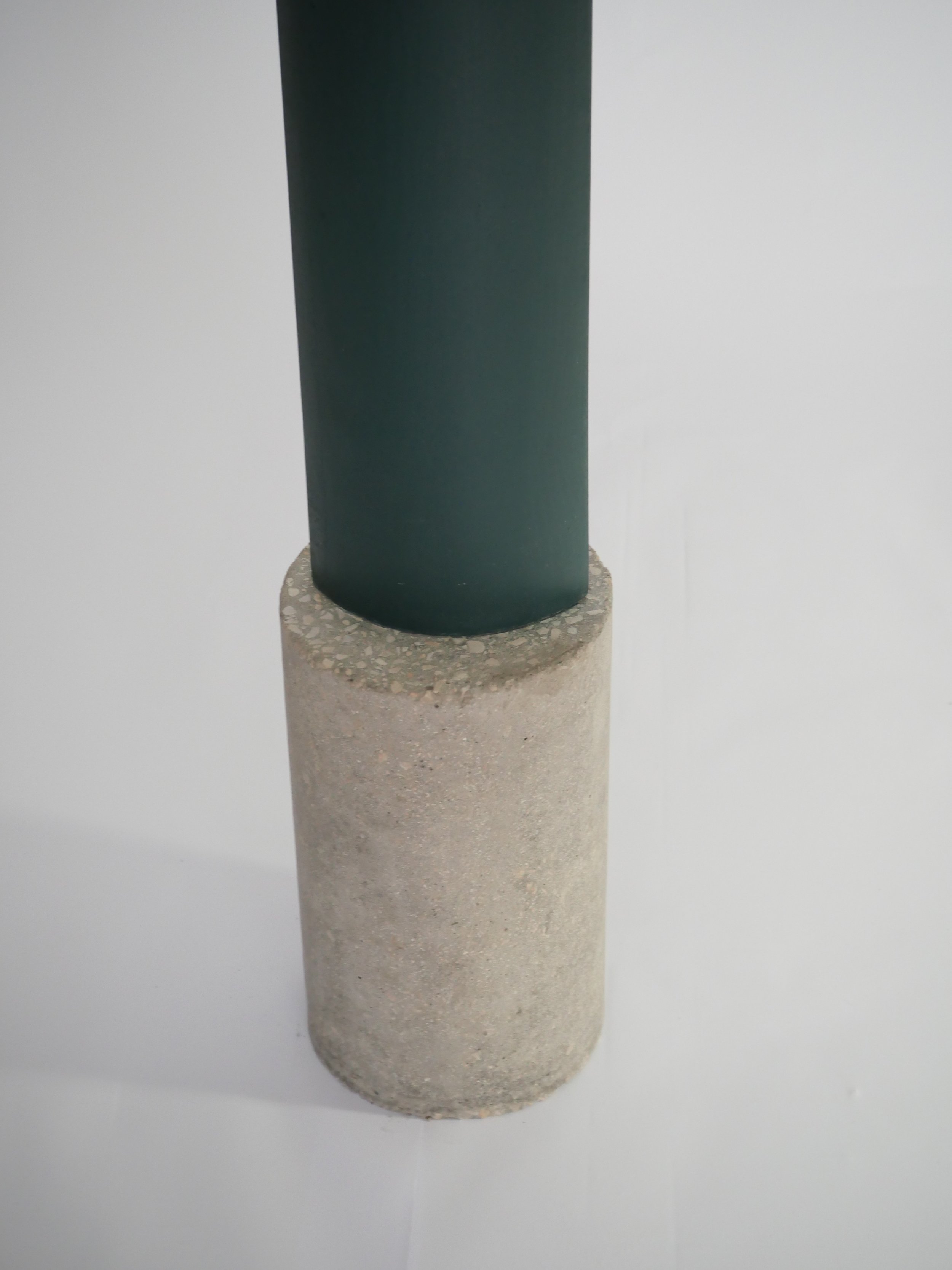 Sculpture assemblage béton brut bois peint en vert et céramique émaillée