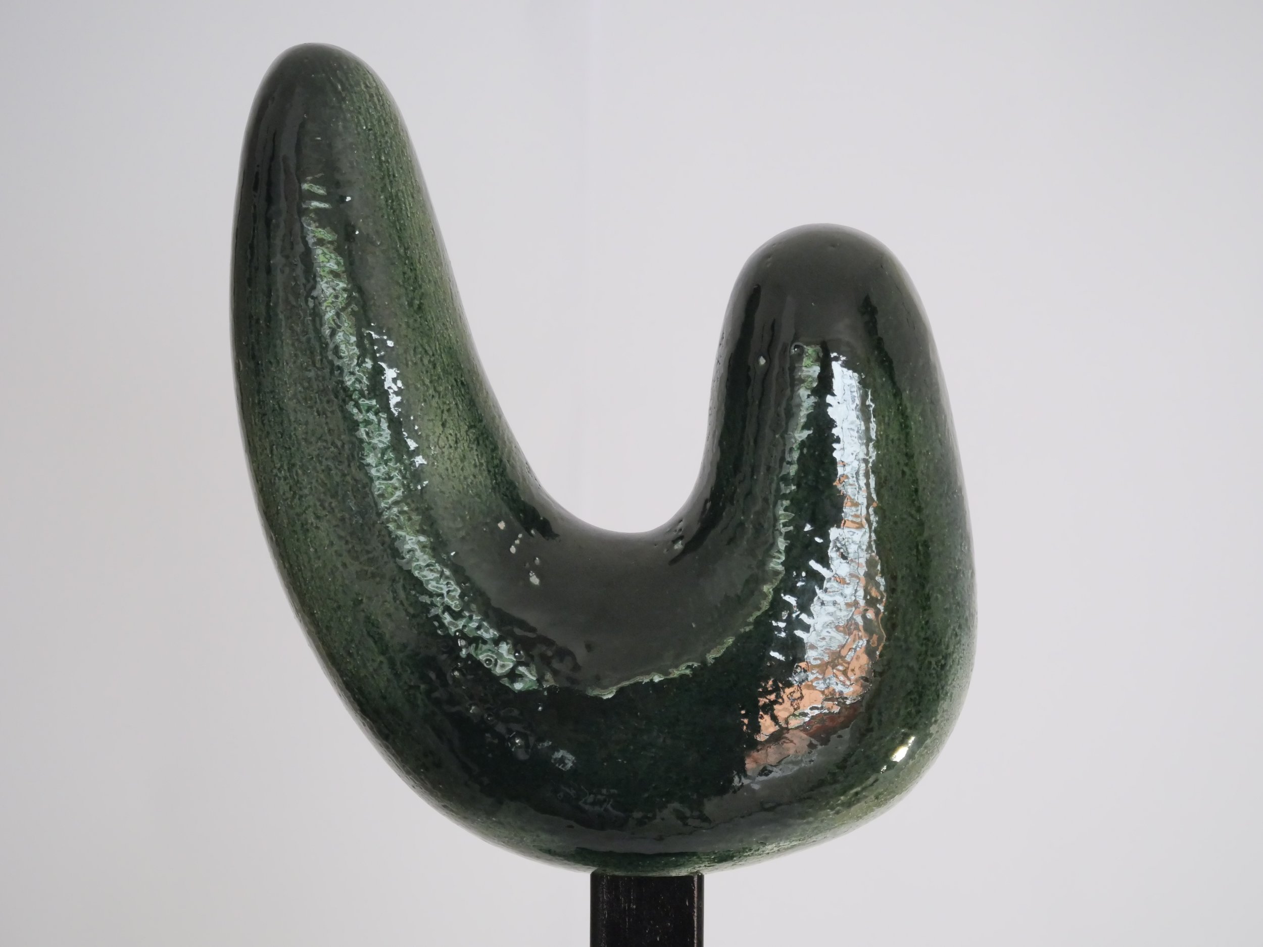 Grès blanc émaillé en vert selon la technique raku