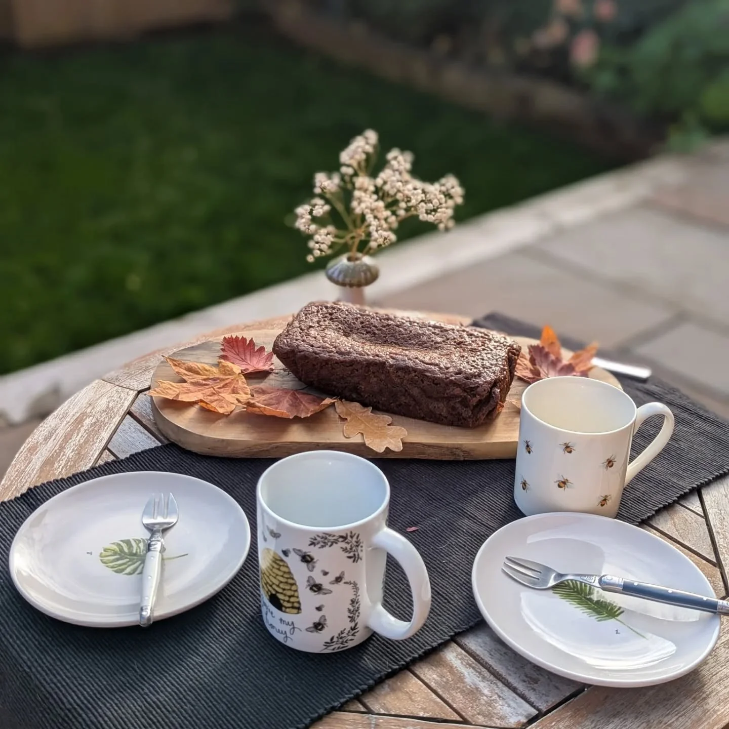 Tea &amp; cake with Grandma - a 'dumb supper' Samhain tradition

&quot;I've made parkin, Grandma, your recipe, but it's never as good as when you made it,&quot; I tell the empty chair next to me.
&quot;It looks good to me!&quot; she says and cuts a g