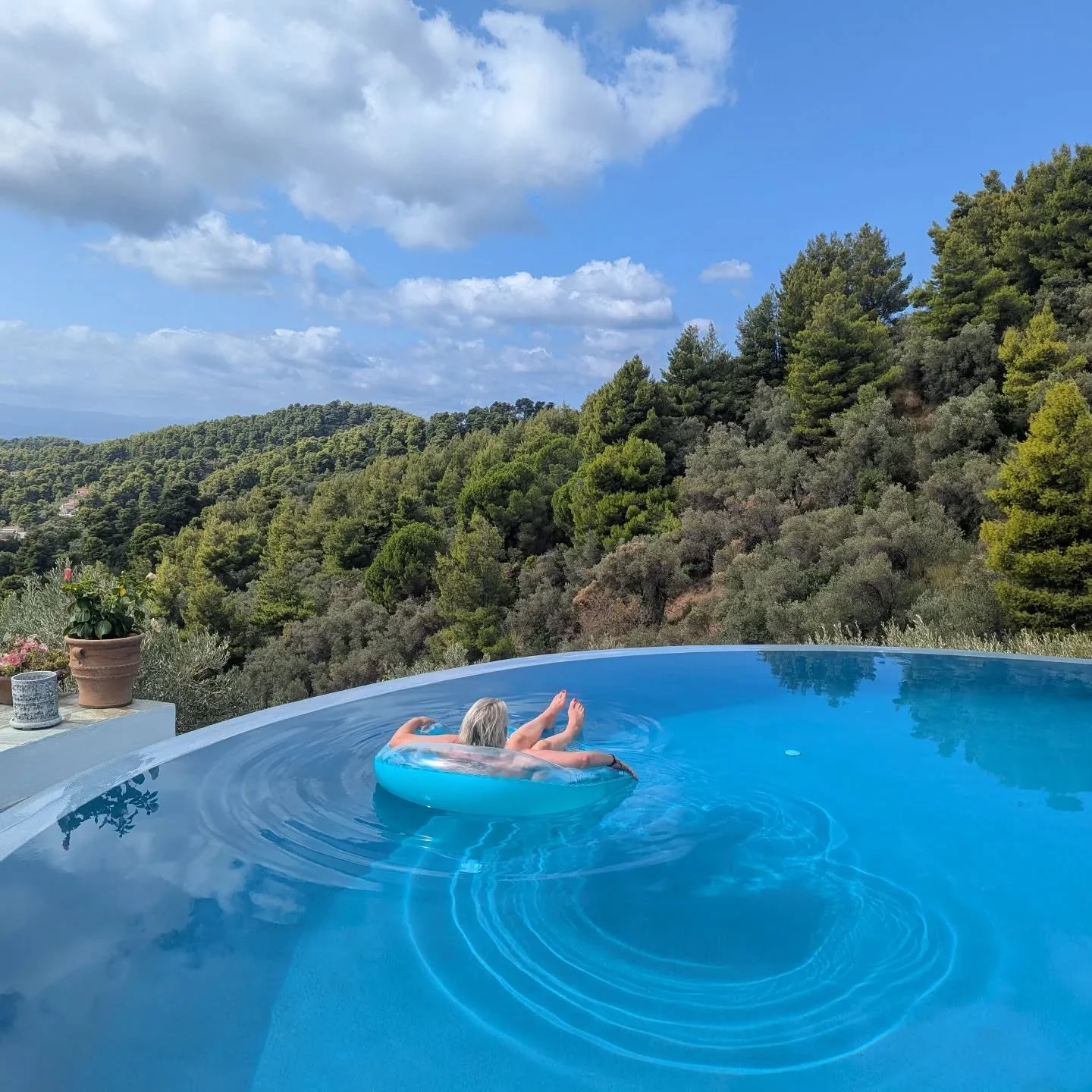 This, with a healthy meal cooked for you, no washing up, a journaling session and a king size bed all to yourself to look forward to.
Tomorrow: qigong, forest bathing and an afternoon at the most beautiful beach you've ever seen.

Complete rest.

Dai