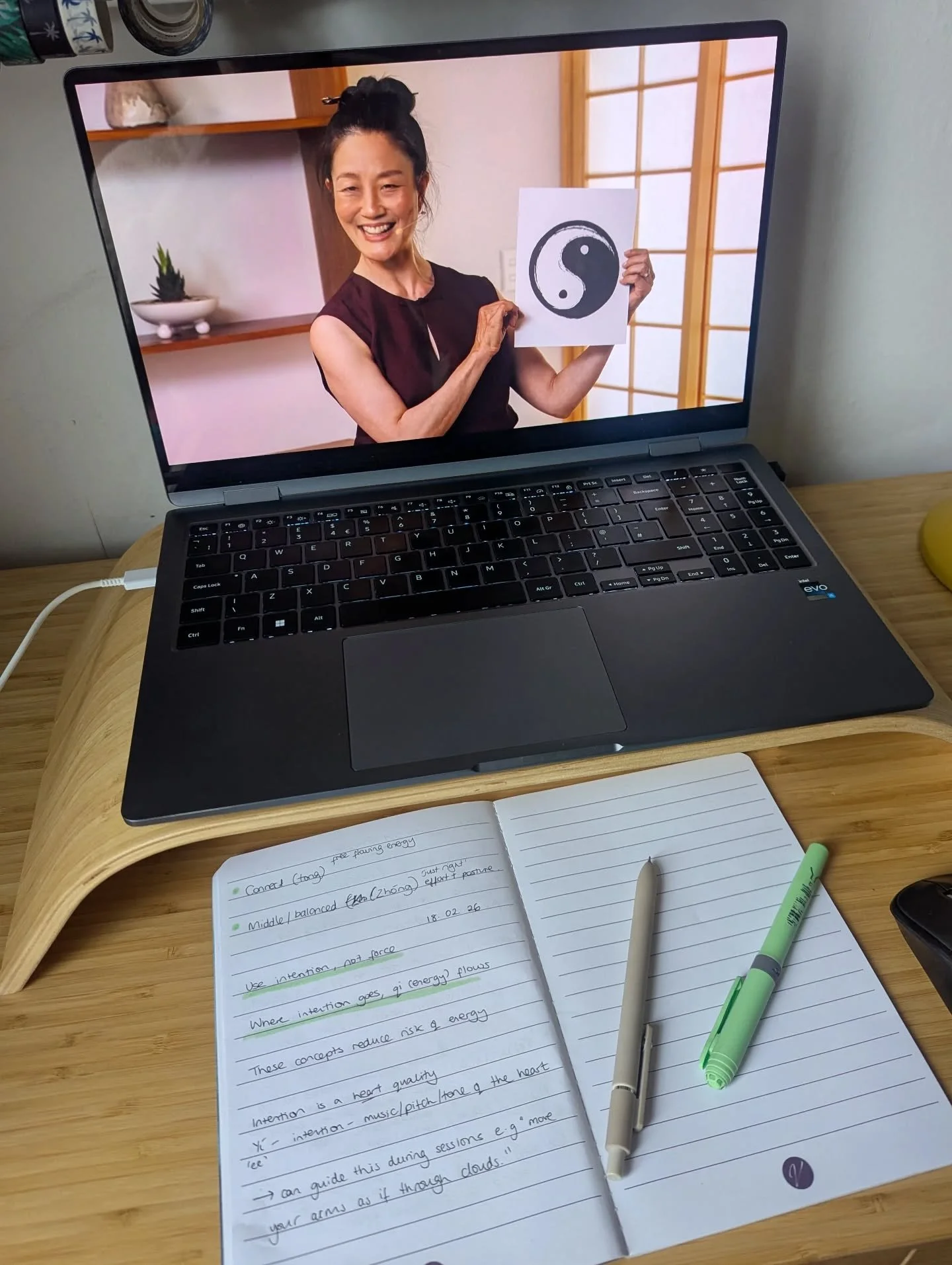 For the last few months I've been doing some Qigong training with the lovely @mimikuodeemer on @onecommune 
I've been practicing for several years, thanks to a weekend workshop with John from @thefuckitlife that introduced me to this wonderful world 