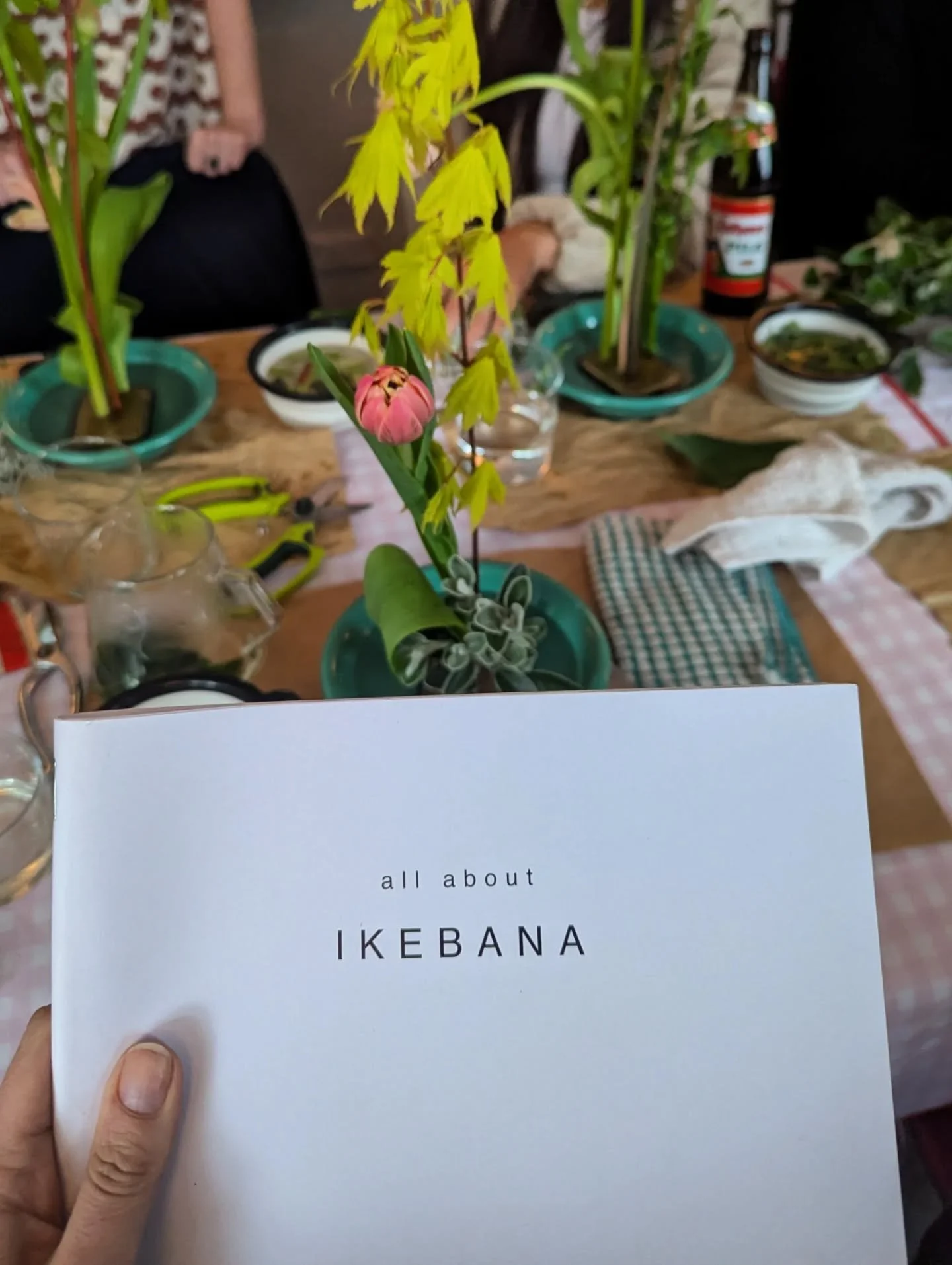 🎍 Ikebana: to give second life to flowers

Today I finally got to attend one of @junkoikebana's workshops, something I've wanted to do since I met Junko years ago at @growingtogetherness in Buile Hill Park.

Ikebana is a school of Japanese flower ar