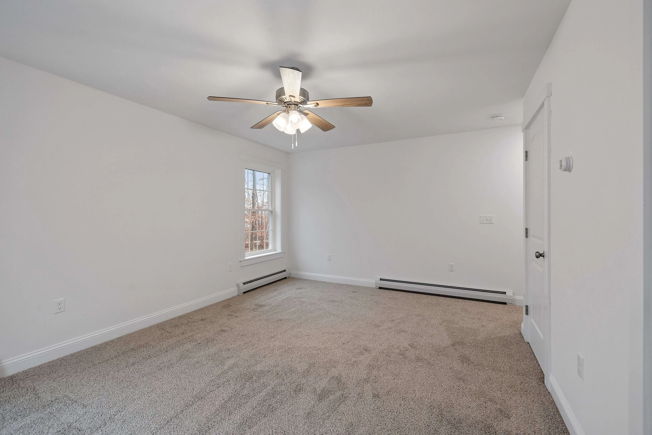 interior-of-an-empty-house-for-sale-2023-11-27-05-18-25-utc 2.jpg