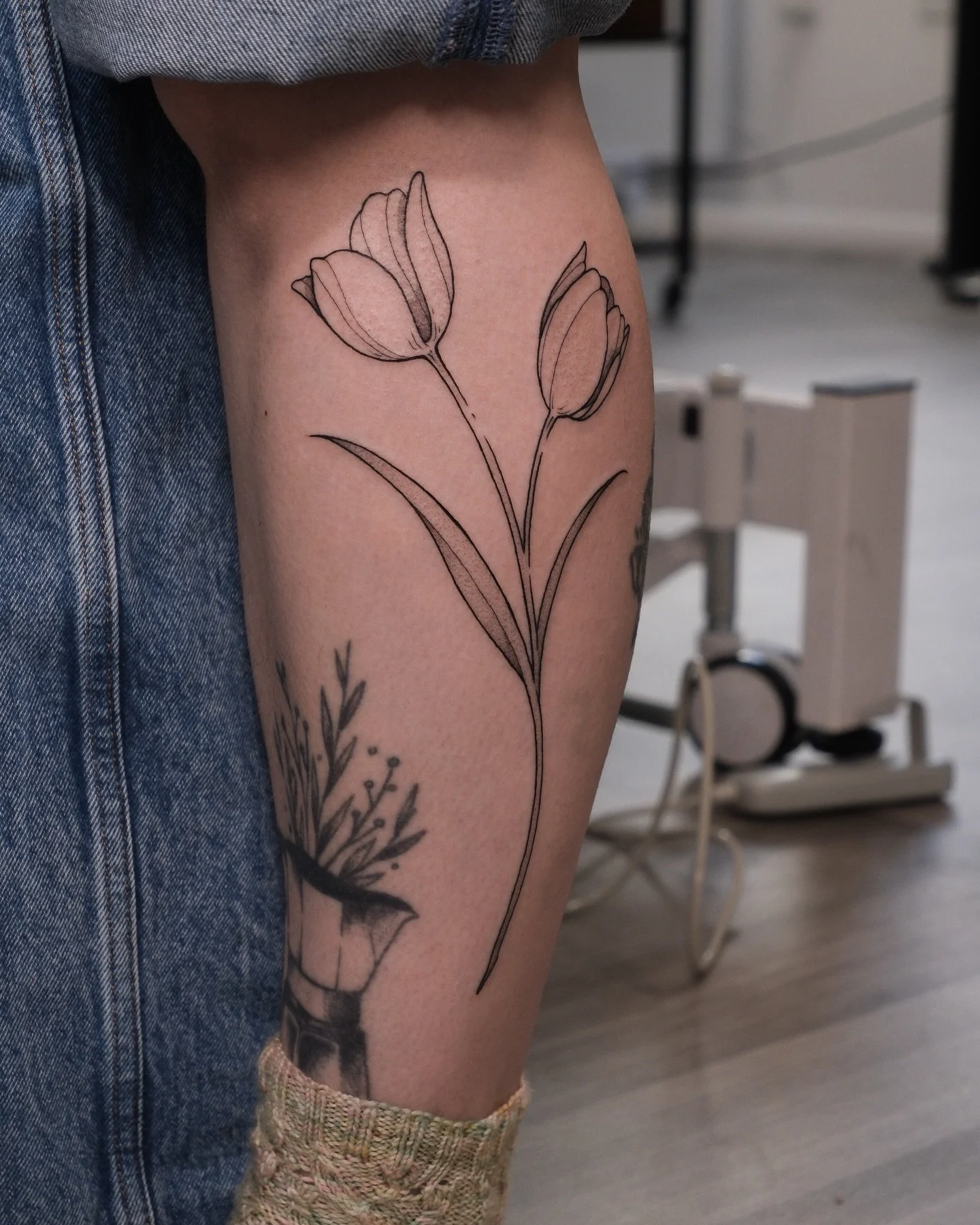 Was so pleased &amp; pleasantly surprised how well this flash design fit between Anne&rsquo;s existing tattoos 🌷 Thank you for the gifts and great company @annouglt 🩷✨

Done at @elysiumtattoosheff 
Using @magnumtattoosupplies &amp; @thermatekk