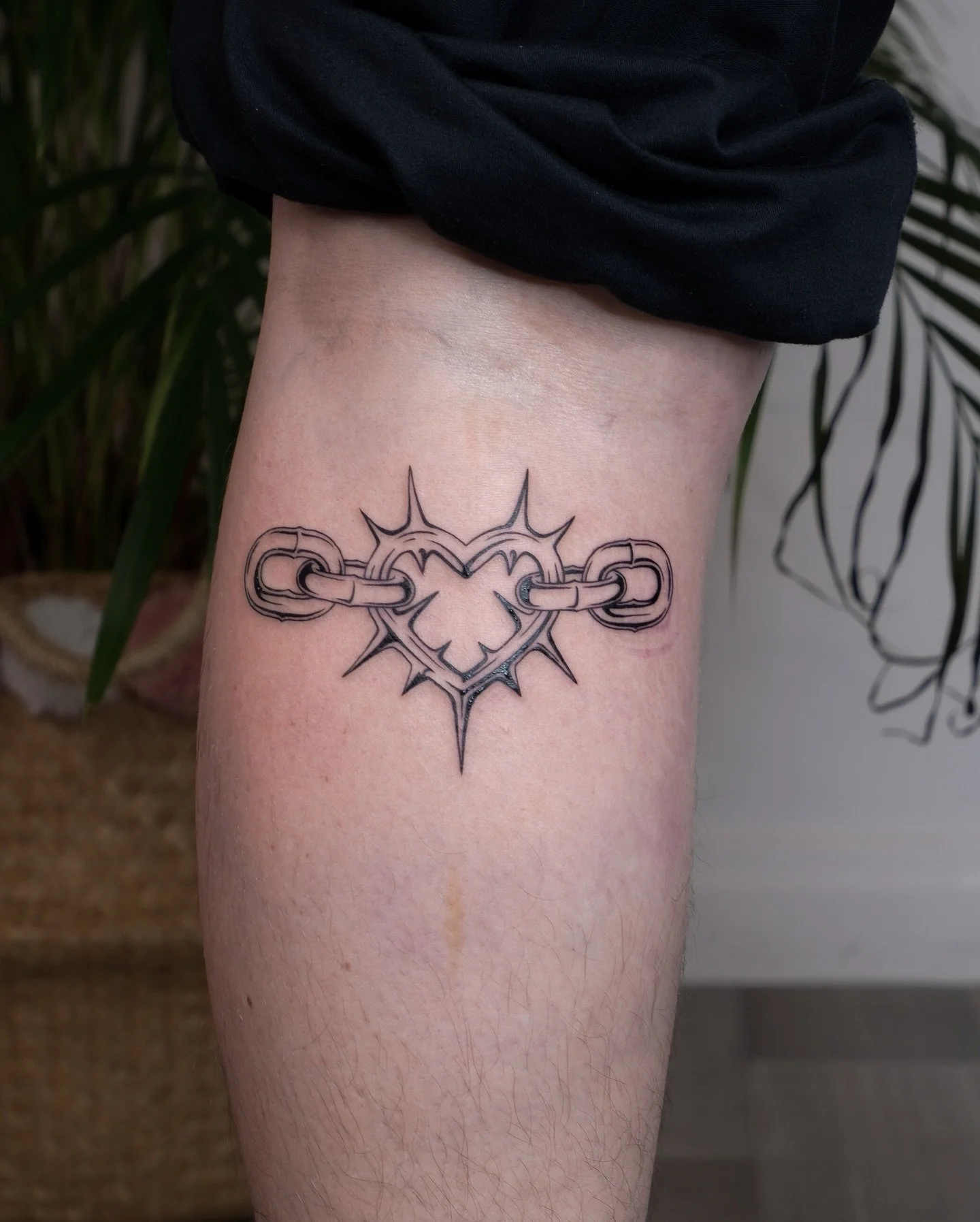 Love the placement of this one from my flash for Chloe 🤌💋 Swipe for some other recent ones

Done at @elysiumtattoosheff 
Using @magnumtattoosupplies &amp; @thermatekk