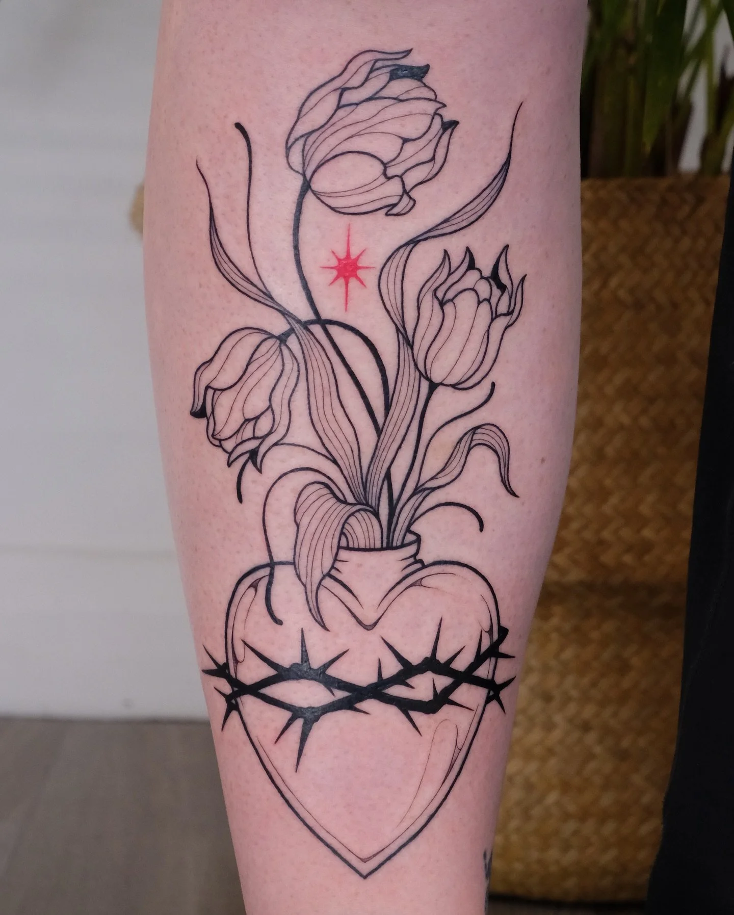 This was a very overdue thank you to @rosanna_warnes for helping me move into the first iteration of @elysiumtattoosheff 4 years ago! Won&rsquo;t get soppy bc we don&rsquo;t do that really appreciate u xoxo

Loved doing this with bold lines - books a