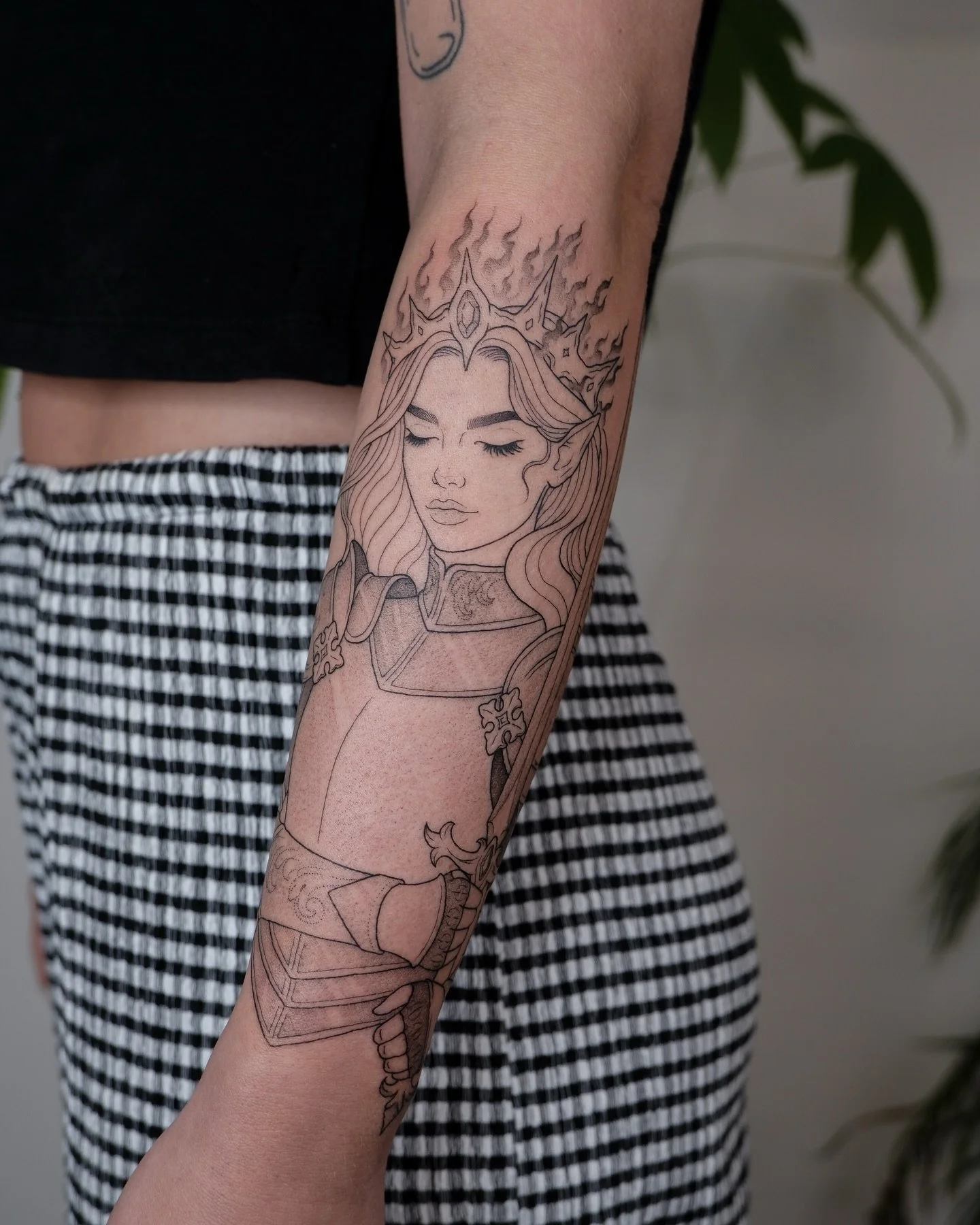 Aelin Galathynius from Throne of Glass, done for Aby last month 🫶 I&rsquo;ve lost count of the amount of times I&rsquo;ve been recommended this series so lmk if it&rsquo;s worth the hype 🧐📚

Done at @elysiumtattoosheff 
Using @magnumtattoosupplies