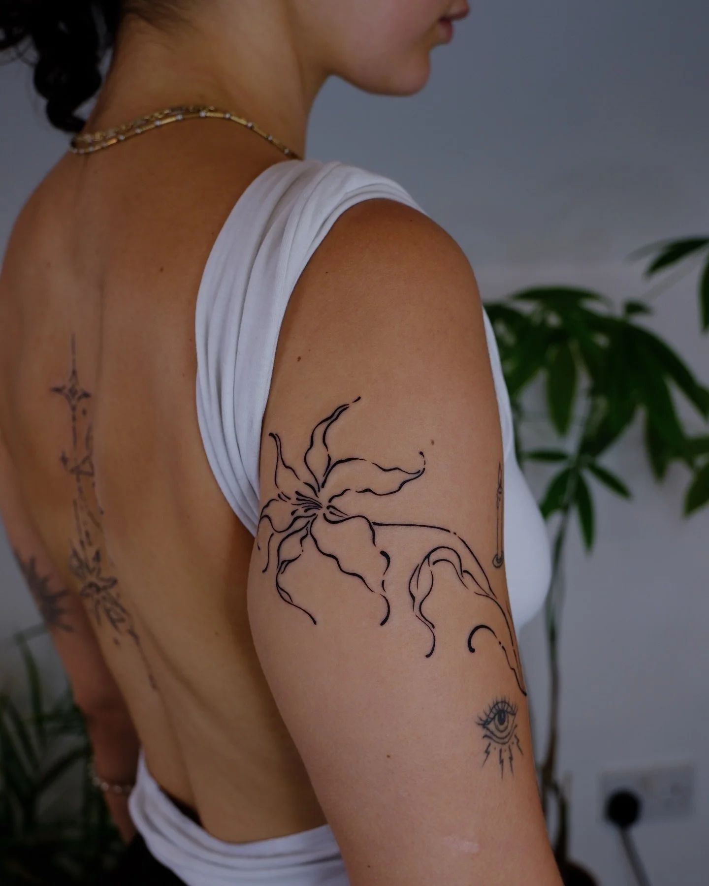 Had a lot of fun doing this lily and whimsical little back piece (swipe to see) for Yasmin ✨

Done at @elysiumtattoosheff 
Using @magnumtattoosupplies &amp; @thermatekk
