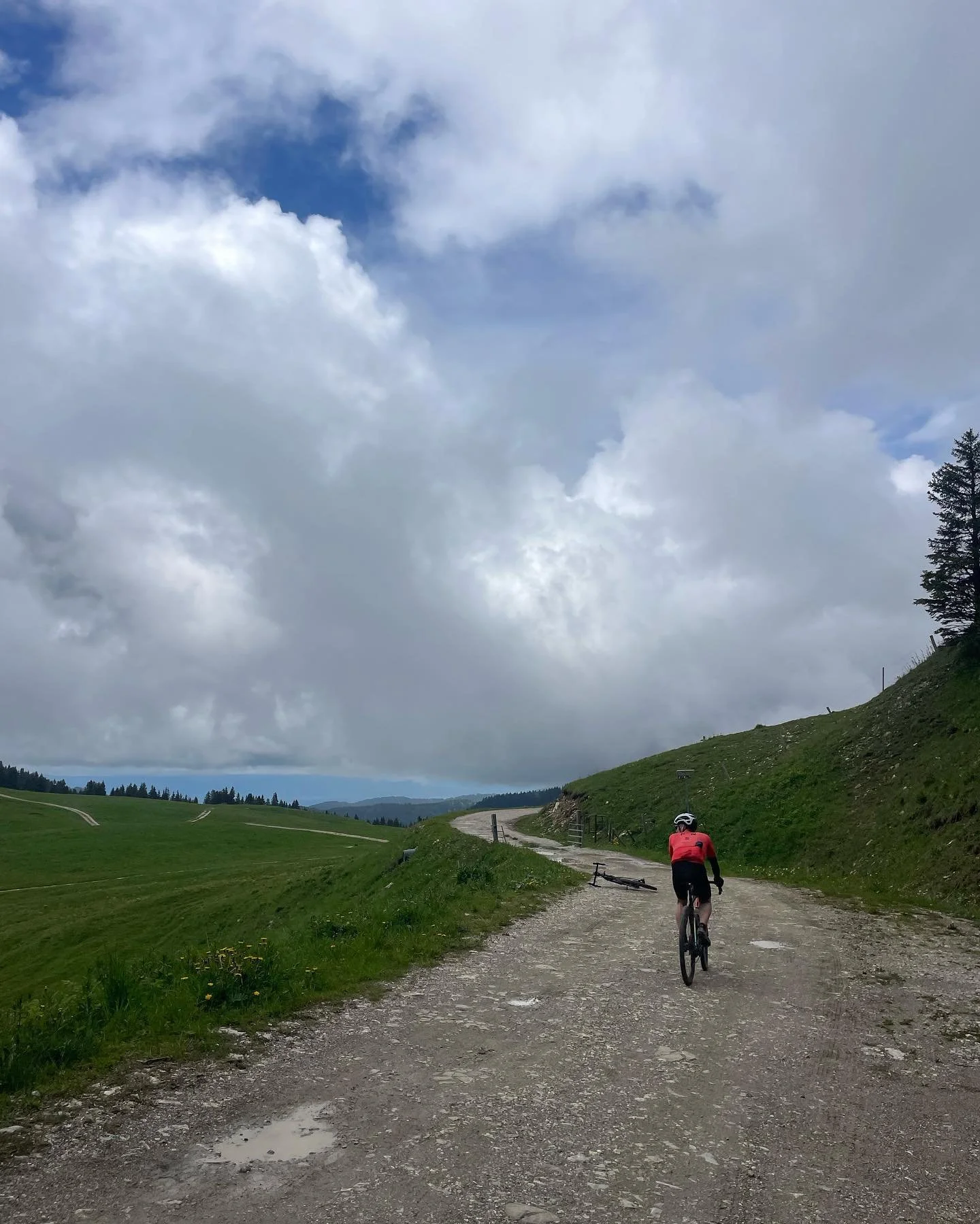 Middle of the Alps, glorious gravel climb, unbeatable sceneries at the top, 46 people on the @strava segment in last 10 years. Extra bonus awesome techy hairpins descent at the back, all rideable on the gravel 

Get lost, explore&hellip; 

#gravelsoc