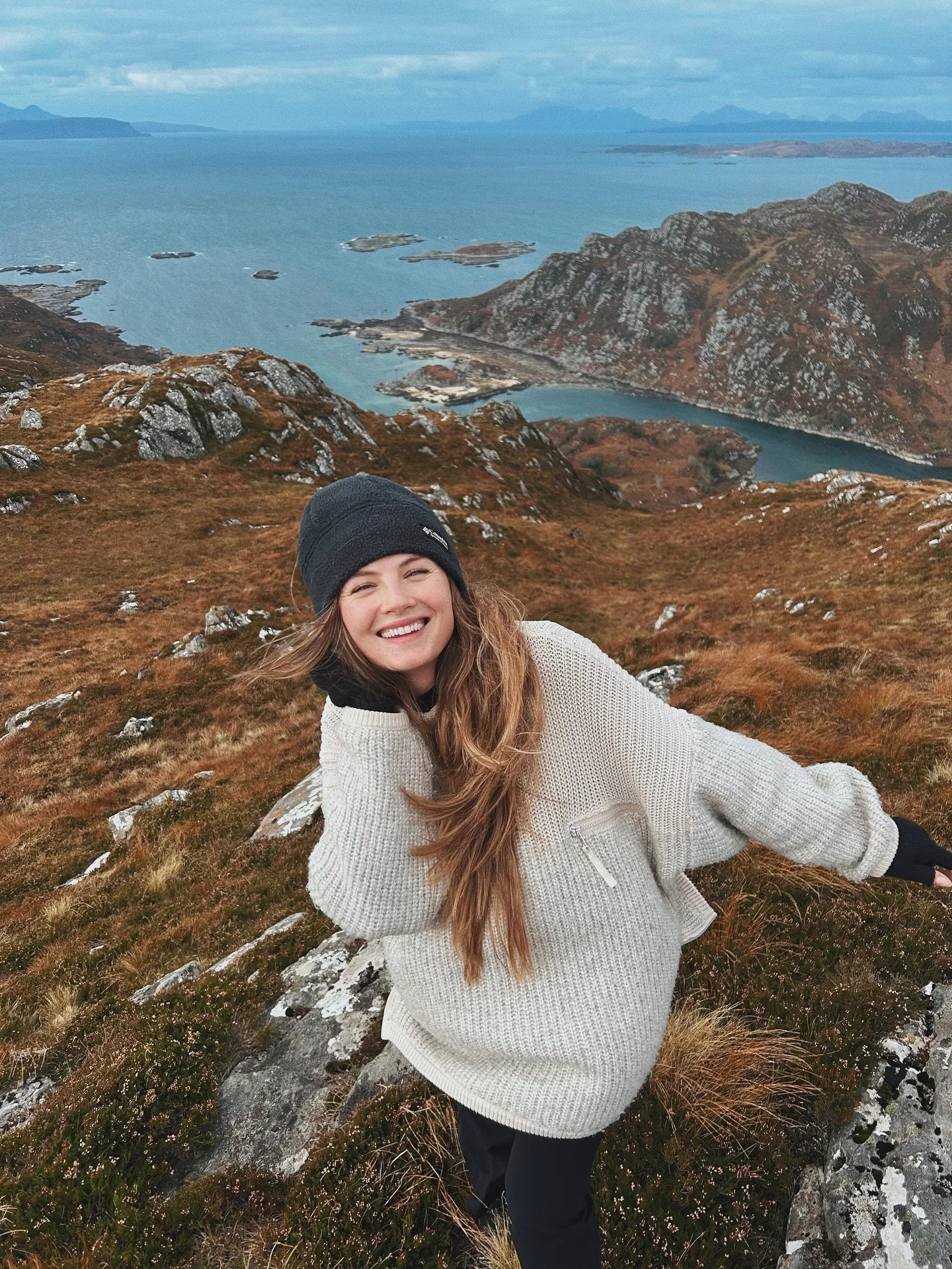 28 hours on a Scottish island 🏴󠁧󠁢󠁳󠁣󠁴󠁿. (And not just any island - the very one that inspired Peter Pan&rsquo;s Neverland.)

A place where time stands still and magic can truly be felt. Welcome to @eileanshona with @saplingspirits.

Hiking, swi