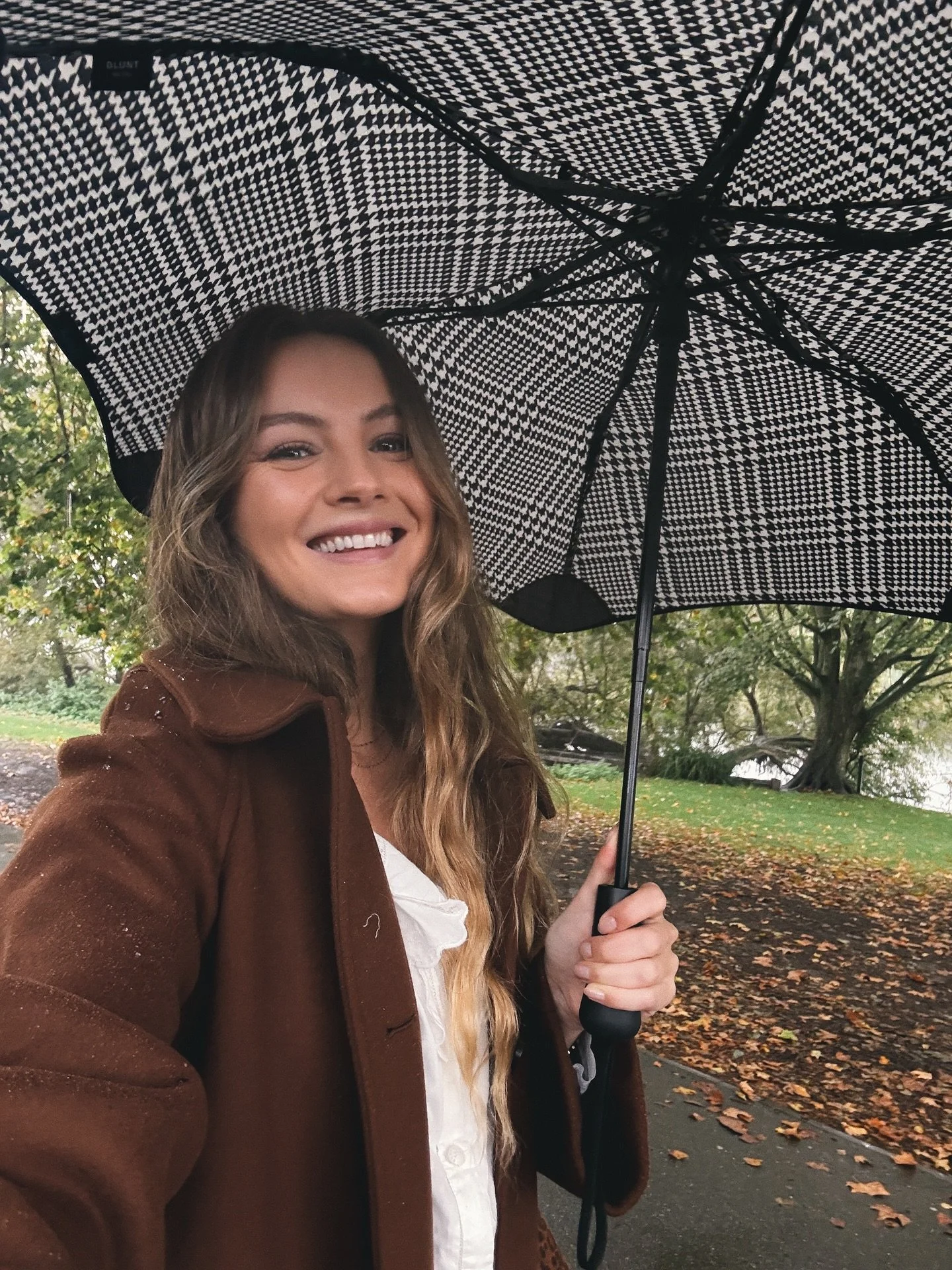 Life lately - some little and big things 🌟
1. Prioritising daily walks outside, come rain or shine. This was a come-rain-kinda-day. Wearing my new favourite coat by @sezane.
2. None other than @iceman_hof! Such a pleasure to meet this inspiring huma