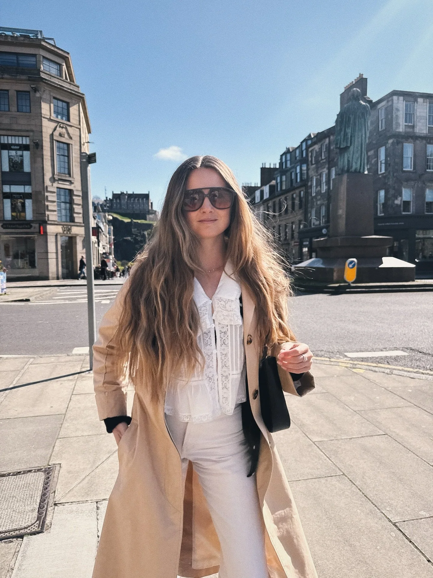 An adventure to Edinburgh with my mum 🏴󠁧󠁢󠁳󠁣󠁴󠁿 
I&rsquo;m so in love with this city.
The way quiet, unassuming cobbled streets lead you to the castle,
strolling along the river to find scenes from a fairytale,
and that feeling that every twist 