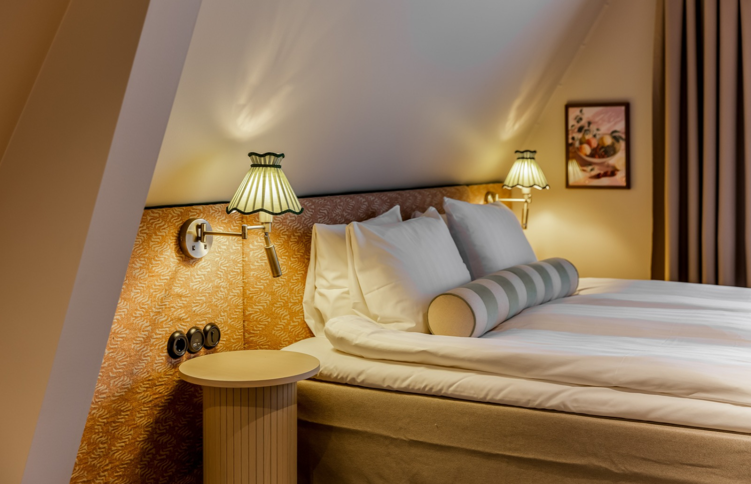 Hotellsäng under snedtak på Hotell Villan i Ludvika.