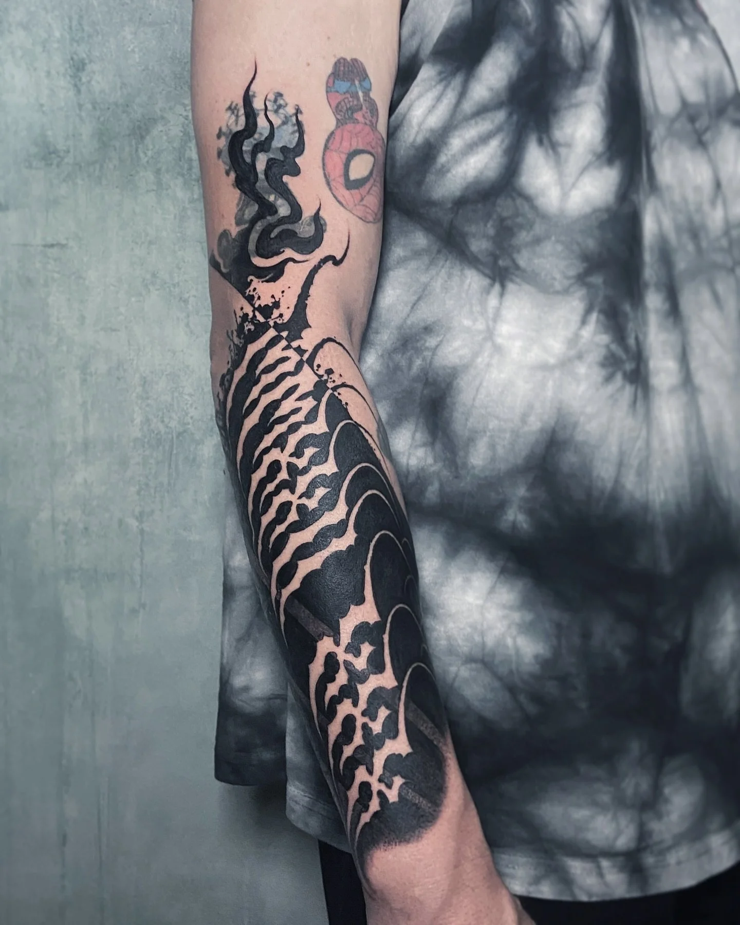 외유내강(外柔內剛),To Be Continued @buntes.alatau for @tommy.tomtoromtomtom 🔥; DM/paxtattoo.com/paixletattooer@gmail.com ; #customtattoo #sleevetattoo #letteringtattoo #blackouttattoo #blacktattoo #moderntattoo #freehand #tattooideas #leipzigtattoo #tattool