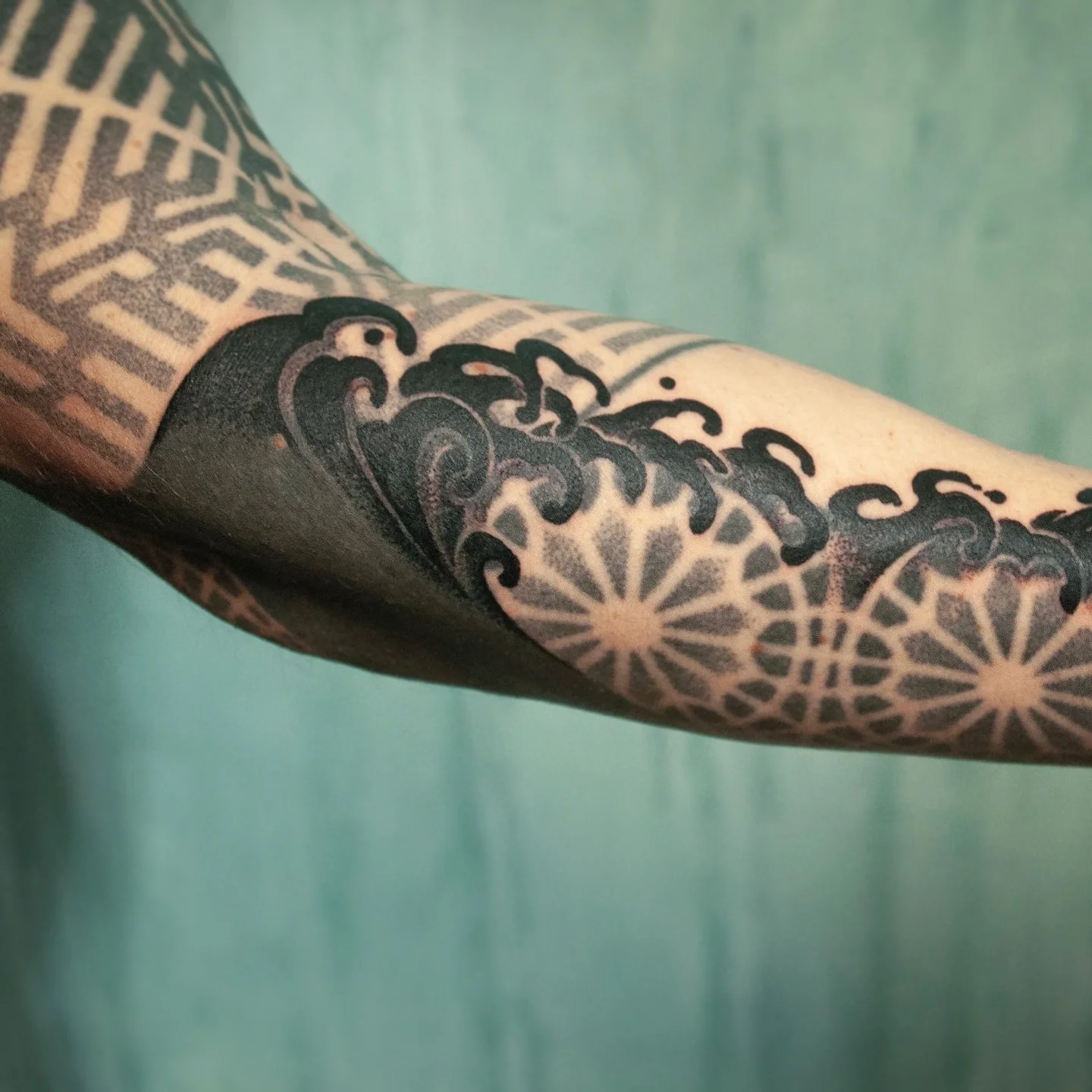 No words needed 🌊🌊🌊 New project at the pretty great studio in Leipzig @buntes.alatau ⛵️To be continued for dear @dornimauge.tatu 

#customtattoo #oceantattoo #seatattoo #wavetattoo #freehand #freehandtattoo #neotribaltattoo #neotribalism #blackwor
