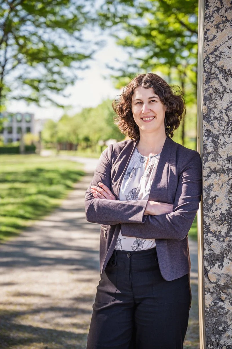 Foto der Webdesignerin Veronika Schachinger in einem Park