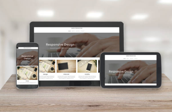 3 verschiedene Gerätegrößen zeigen, wie sich die Website der Größe des Tablets oder Smartphones anpasst.