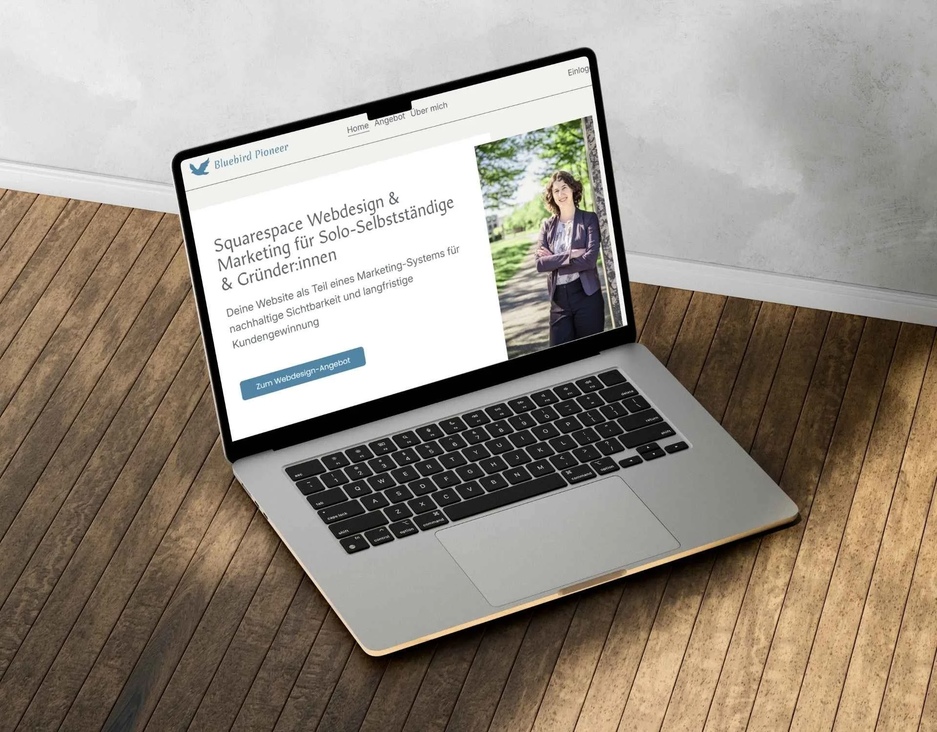 Foto eines Laptops, das die Website von Bluebird Pioneer Webdesign zeigt