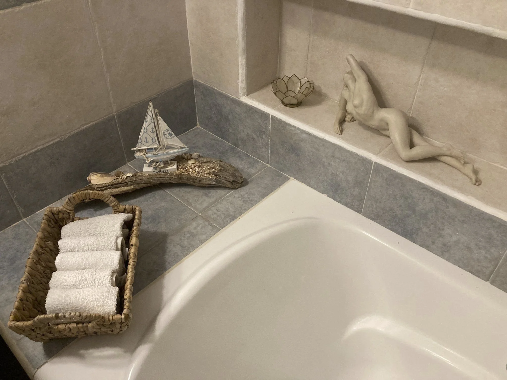 Kleiner Ausschnitt über der Badewanne