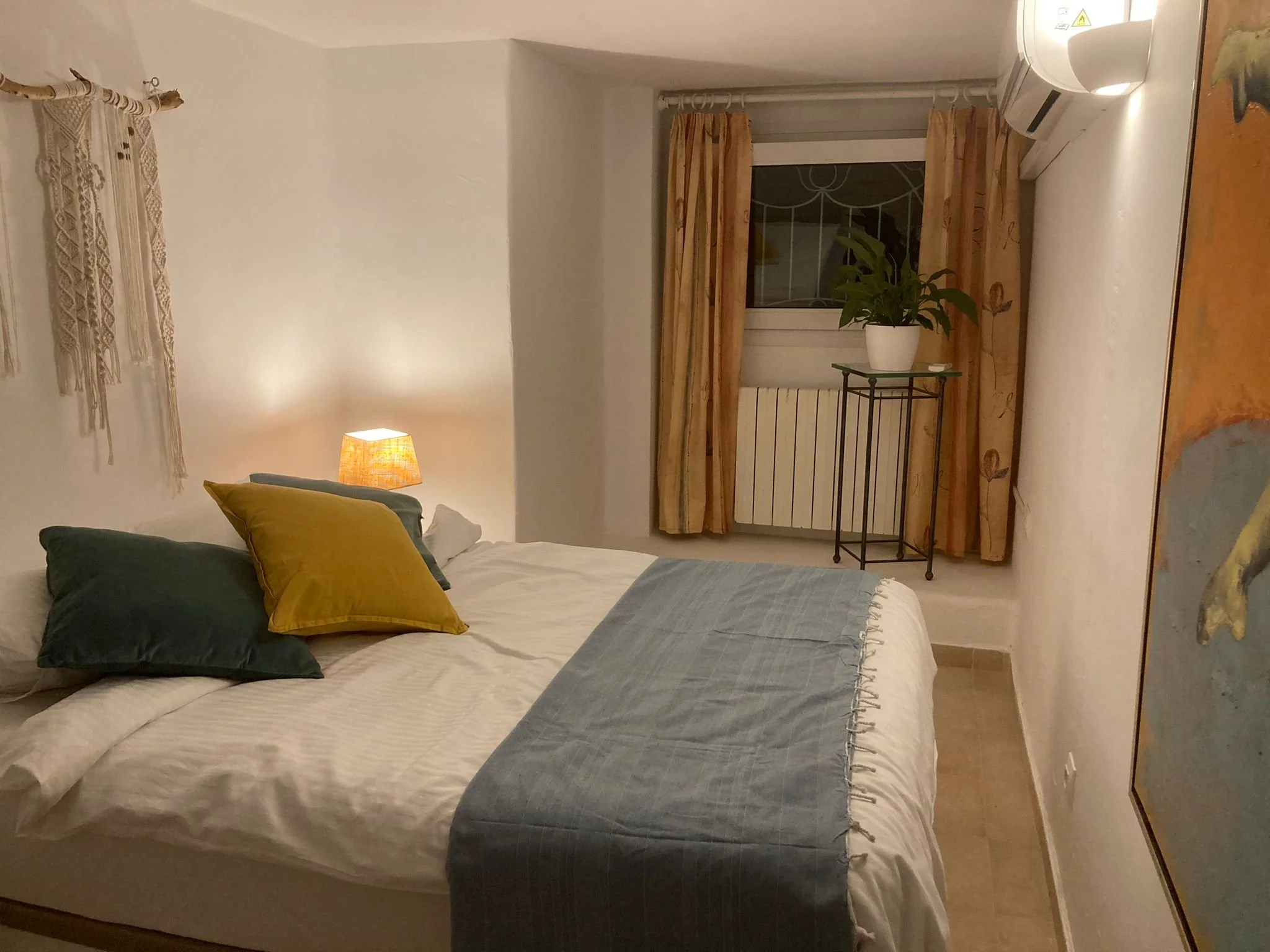 Eines der beiden Zimmer mit Queensize Bed