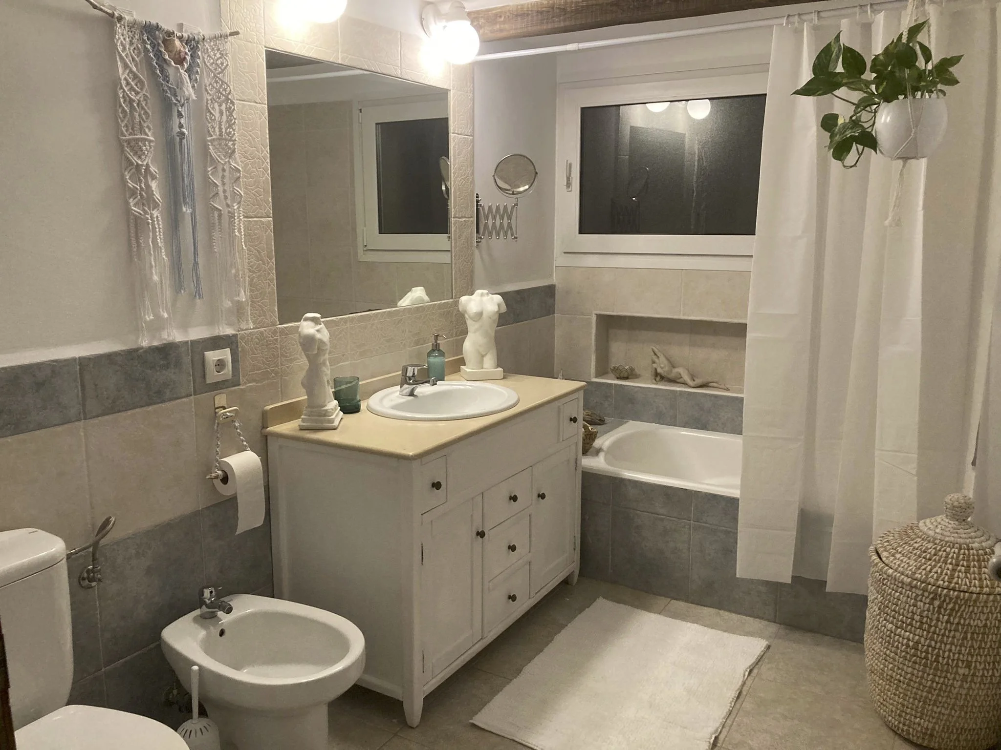 Eines der beiden Bäder des Apartments