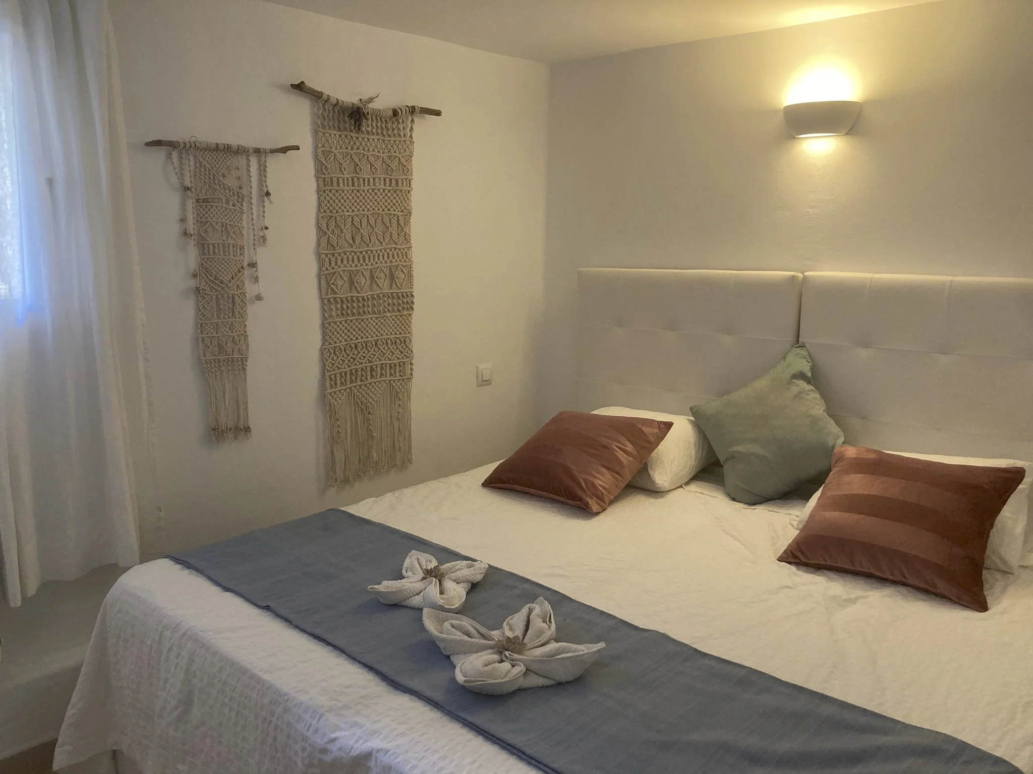 Eines der beiden Zimmer mit Doppelbett