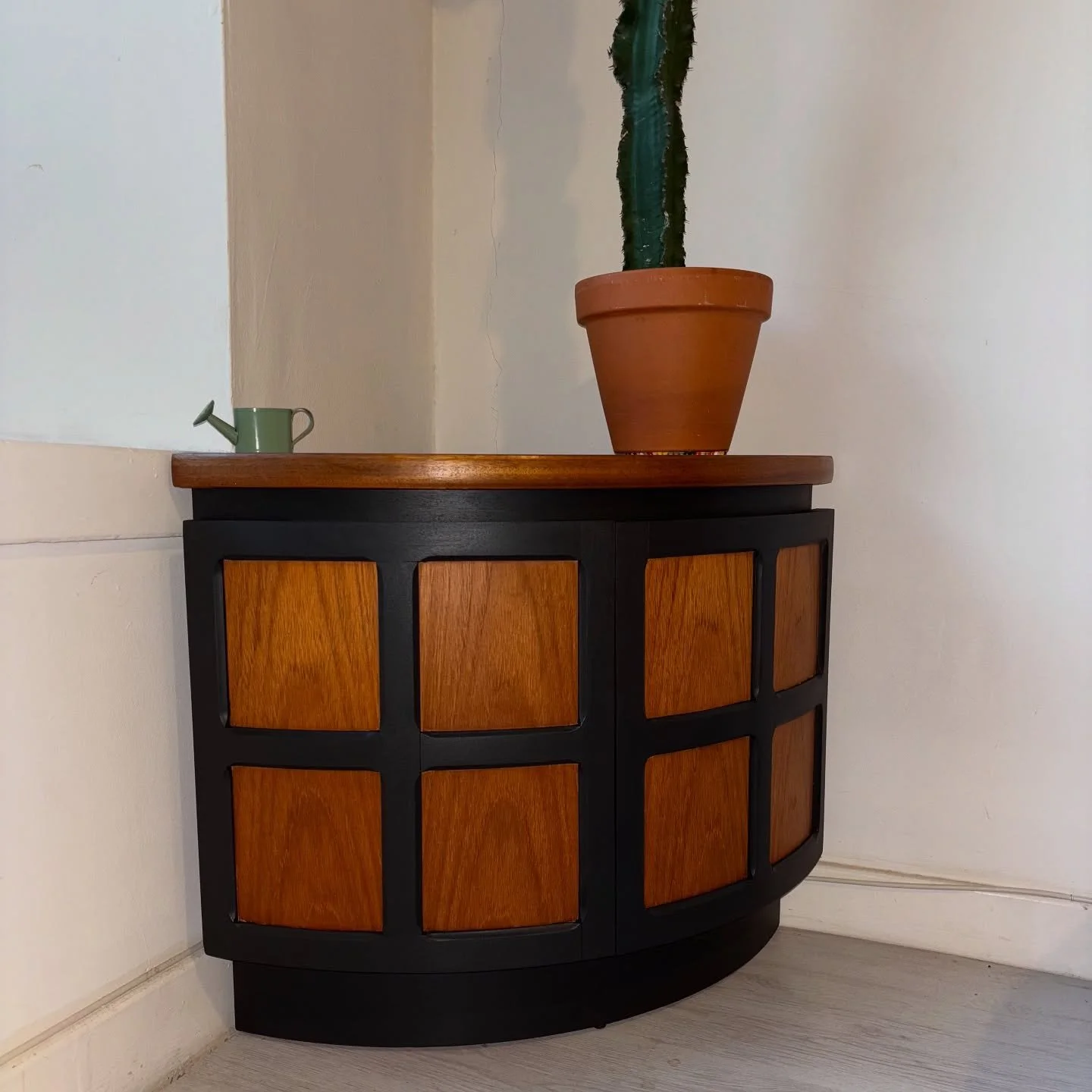 TaStEfUlLy ReStOrEd
1970&rsquo;s Nathan corner unit 
Insert droooooool
Love the contrasting Cast Iron paint @fusionmineralpaintuk against the oiled orange teak🫦

Dropped off yesterday and available now at @thetuccshop