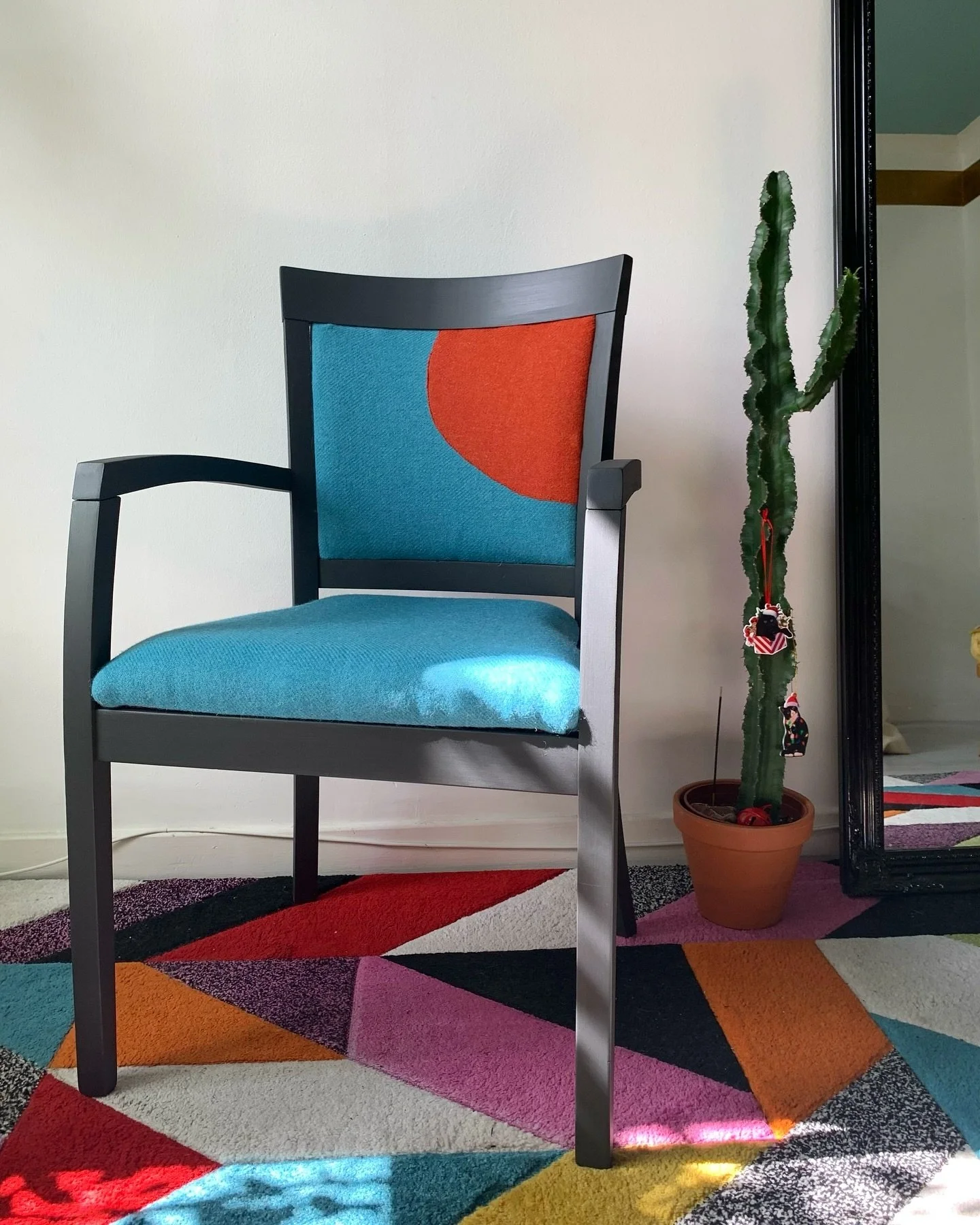 Hot hot hot chair in @harristweedhebrides teal and red
Cast Iron @fusionmineralpaintuk 

The Christmas cat decorations stay on the cactus at all times.

#interiors #interiordesign #upcycledchair #interiorsscotland #furnituredesign #furnituremakeover