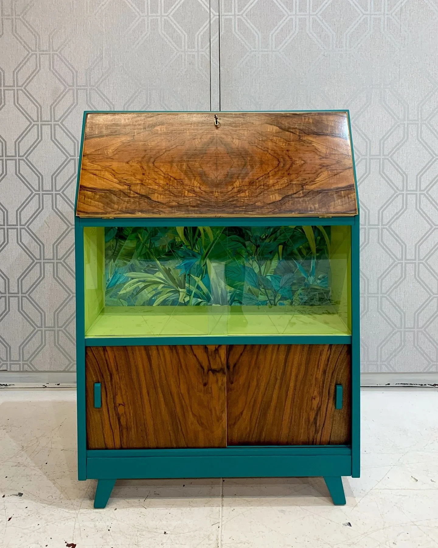 Walnut burr drop down and sliding doors!! paired with the one and only Renfrew Blue @fusionmineralpaintuk 

The glass door section given a new tropical feel and the perfect place to display 🍸🍸🍸🍸

Available aaaaaat @thetuccshop