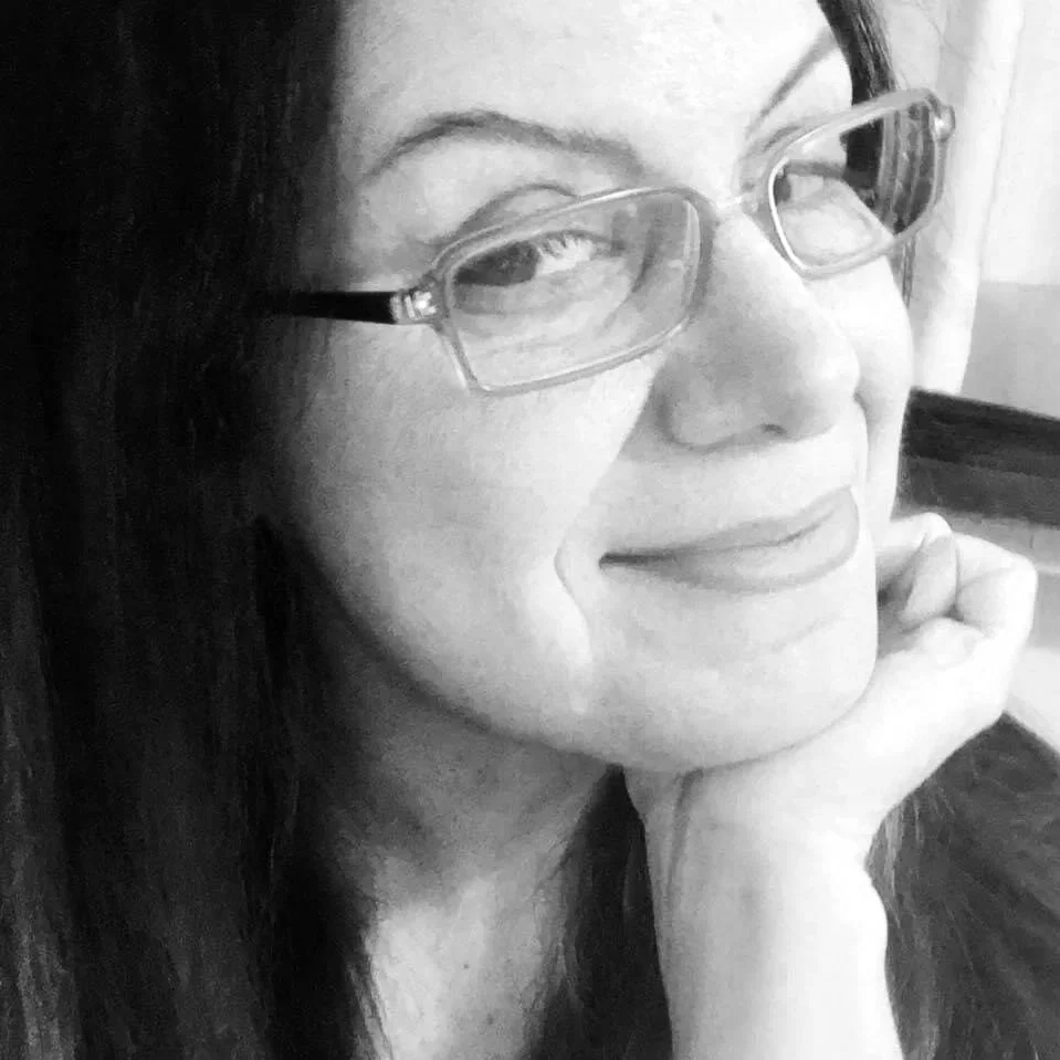 Sasha Noyan, intuitive tarot reader online who offers zoom or teams readings live, or recorded videos with private links.